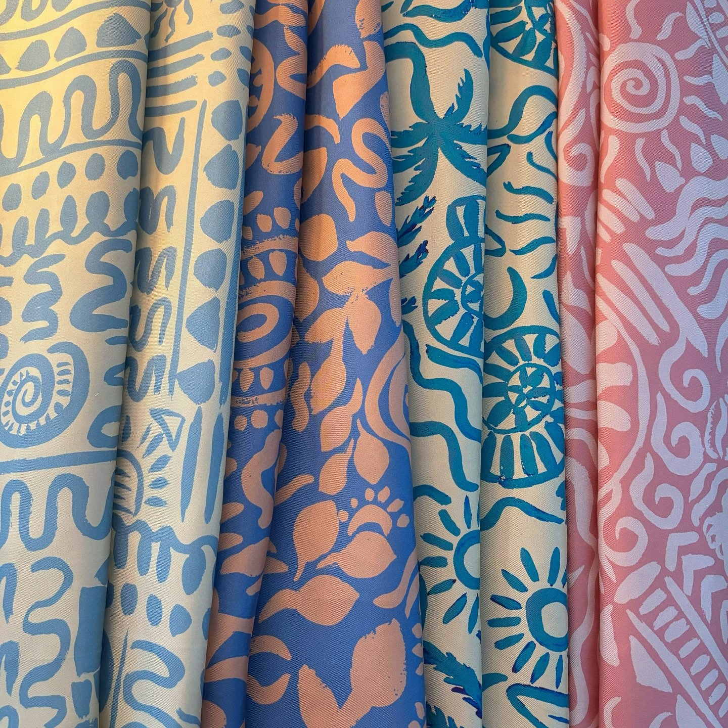 new prints, online now ☀️
.
.
.
.
. 
#printdesignstudio #textiledesign #print #prints #textiledesignstudio #creativedirection #printdesigner #textiledesigner #ss2025 #ss25 #resortwear #printdesign #swimwear #trending #trends #springsummer #resort #sw