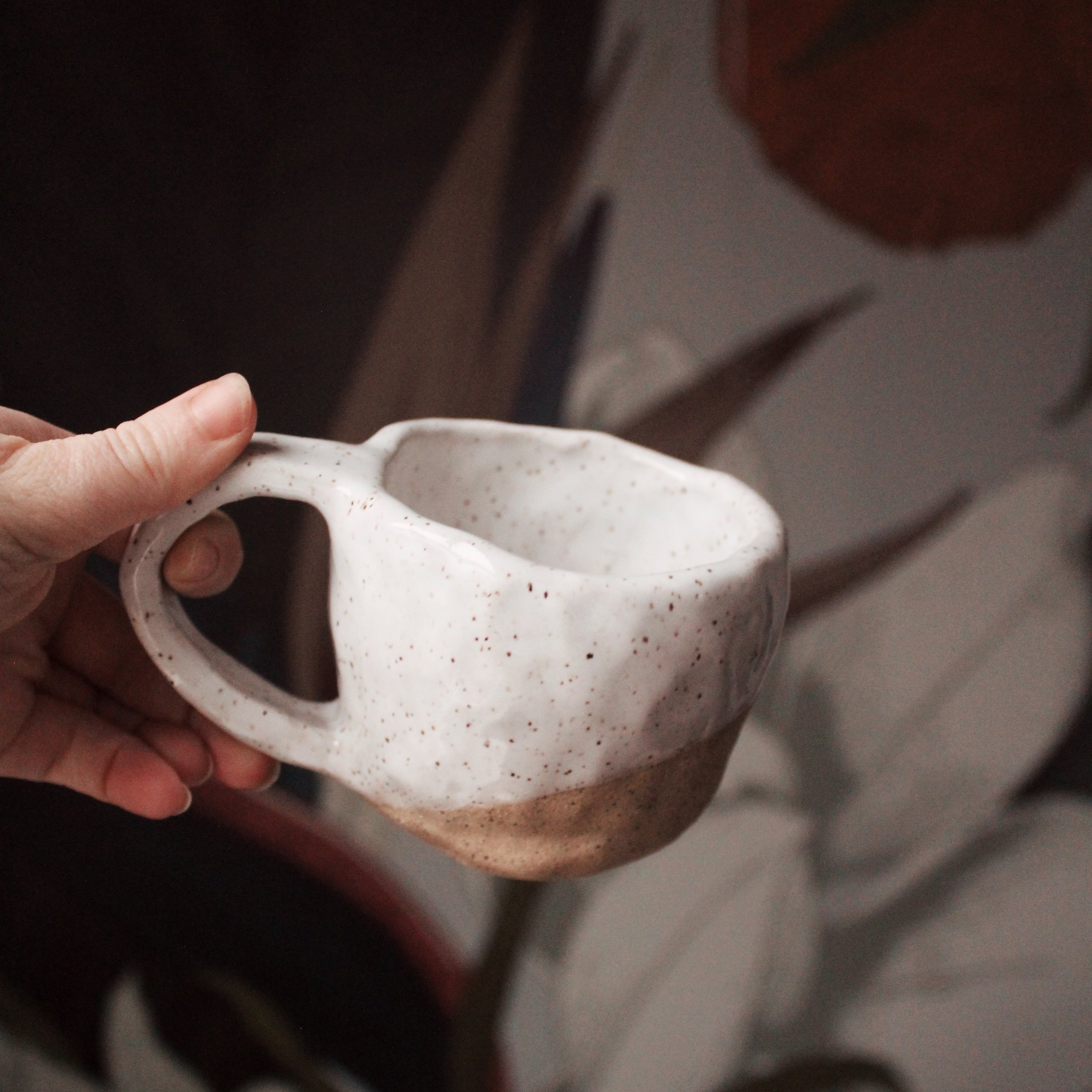 Last minute seats still open in tomorrow's Pinch Pot Mug class happening TOMORROW, Friday from 6-7:30 PM! ⭐️👏 Don't miss out on this chance to get creative and craft your own unique mug! Limited spots available, so sign up now to secure your place! 