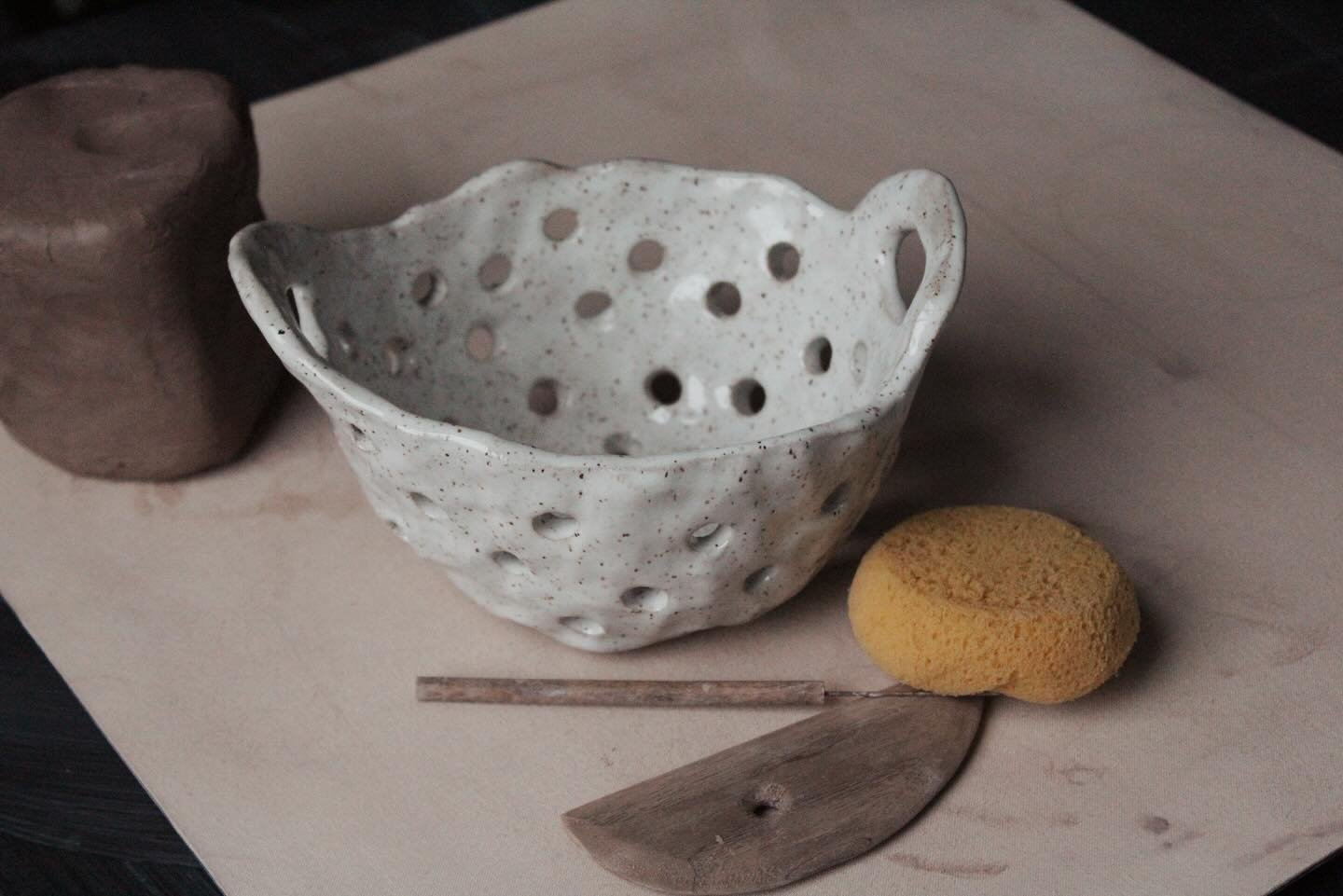 Berry bowls are proven to make you x10 more joyful when eating berries out of them. (source: us)

We added this sweet project to our workshop lineup! 

Join us:

🍓 Thursday, May 23 

Or

🫐 Saturday, June 15

#pottery #learnpottery #pinchpots #dayto