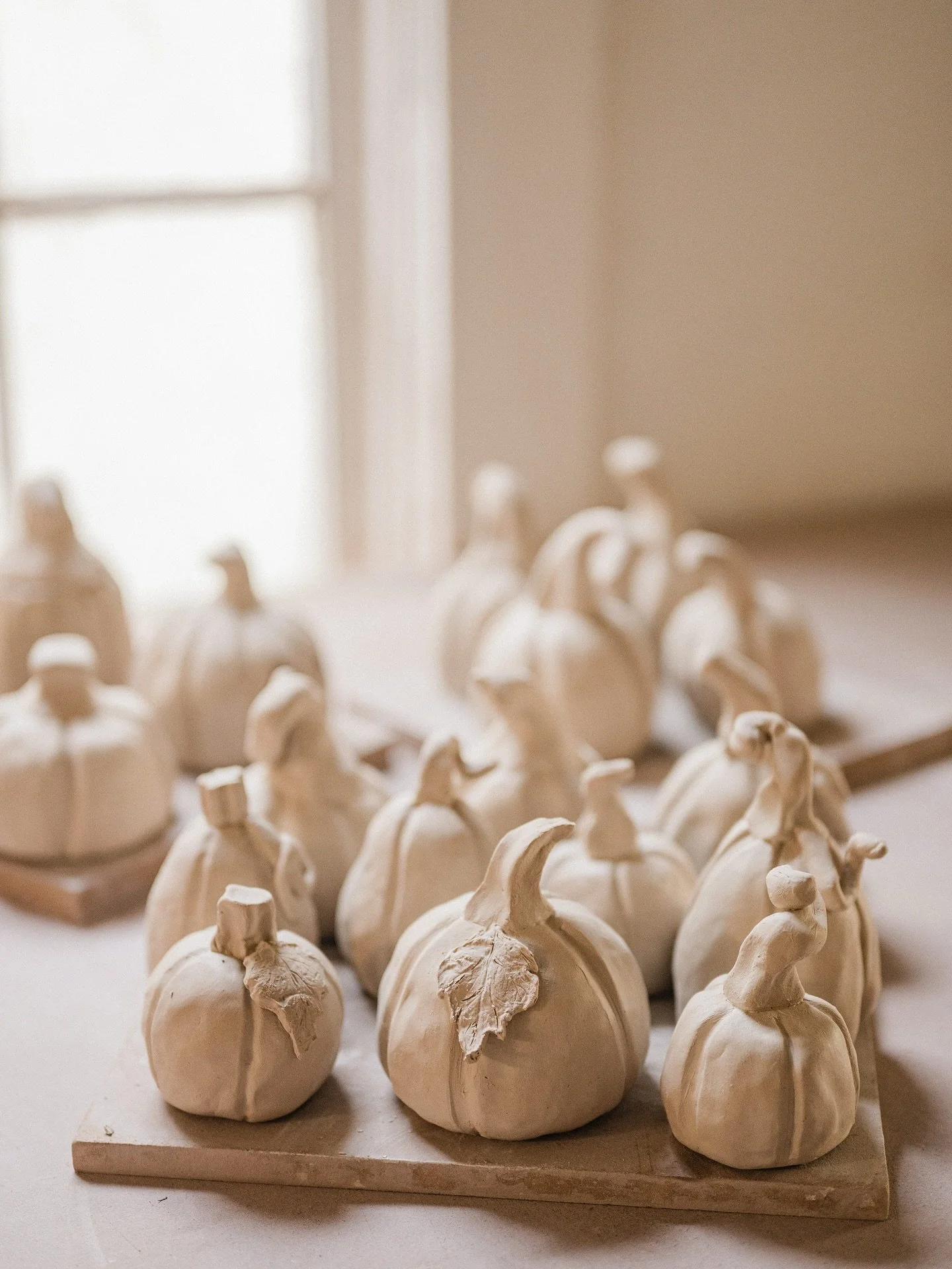 We’re sad to see them go, but excited to see these adorable pinch pumpkins in your Thanksgiving centerpieces. 🍂 This weekend is your last chance to attend one of our fall themed classes! Head to the workshop page on our website to grab a seat!