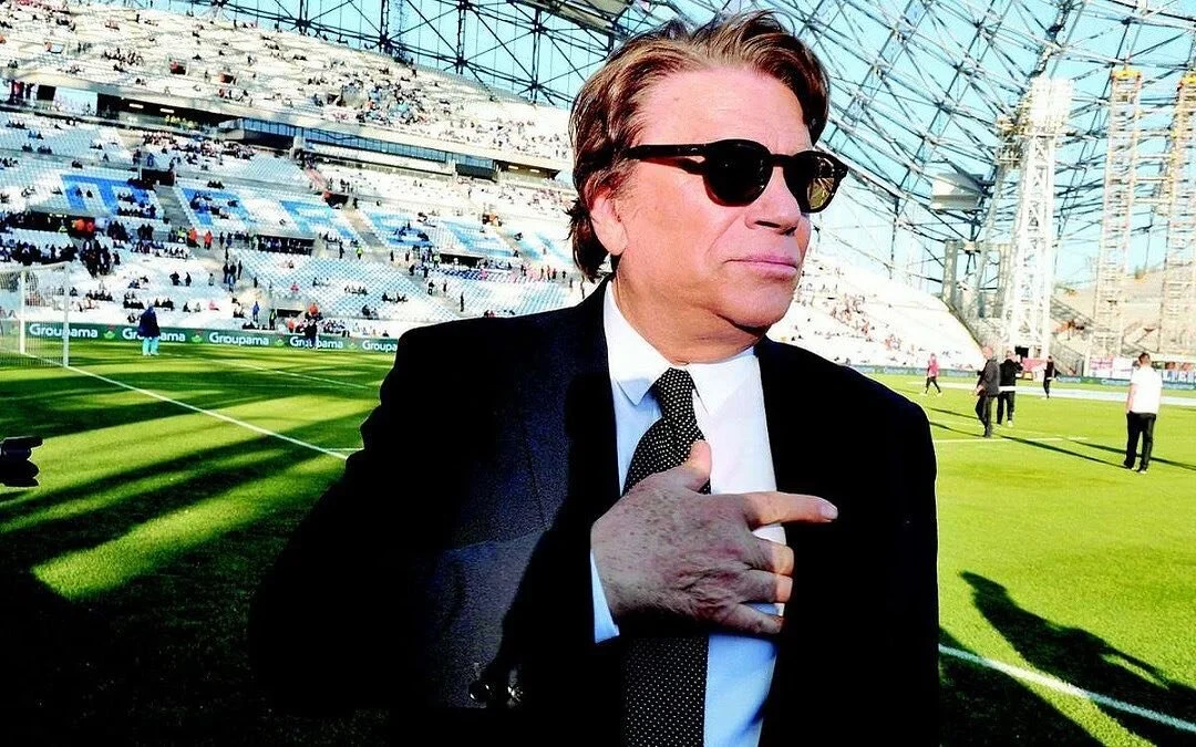 Se consideraba a sí mismo el segundo hombre más guapo de Francia, sólo por detrás de Alain Delon. Vendió electrodomésticos, fue una startlette de la canción ligera, dueño de Adidas, amigo personal de Mitterrand y Sarkozy, lacayo de Le Pen y p