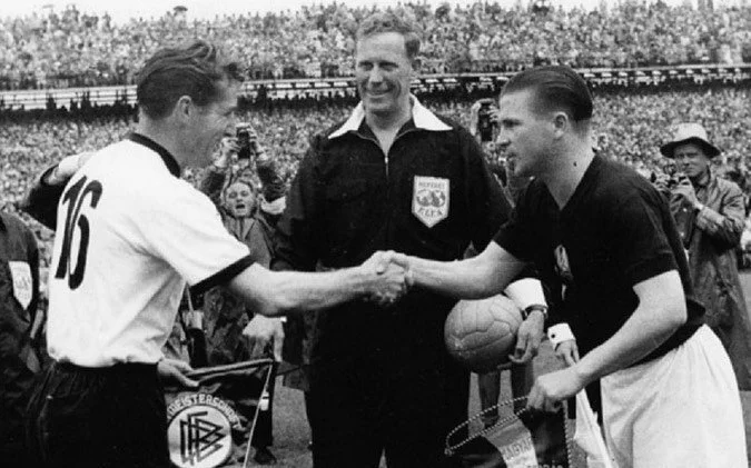 Cuando los Magiares M&aacute;gicos de Puskas, Kocsis y Czibor llegaron a la final del Campeonato del Mundo de 1954, sumaban 33 partidos sin perder. La medalla de oro en los Juegos de Helsinki, la exhibici&oacute;n de Wembley (una de las mayores humil