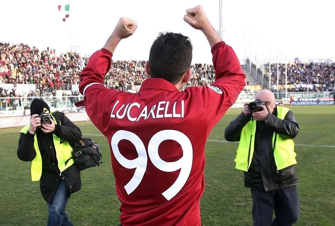 Nacido en Sciangai, el barrio m&aacute;s obrero de Livorno, la ciudad m&aacute;s roja de Italia, e hijo de un estibador militante del Partido Comunista Italiano, Cristiano Lucarelli cumpli&oacute; el sue&ntilde;o de su vida con 29 a&ntilde;os. &ldquo