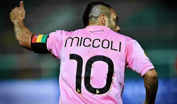 A Fabrizio Miccoli, como antes a Lentini, Di Natale, Vialli y Zola, le obligaron a salvar el calcio. Bajito, rechoncho y fantasista, con todo lo que eso conllevaba en la Italia de la fuerza f&iacute;sica y los esteroides, emprendi&oacute; muy joven e