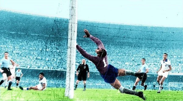Cuando Moacir Barbosa se presentó en la concentración de Brasil del Mundial de Estados Unidos, habían transcurrido 44 años desde el Maracanazo. &ldquo;Llévense lejos a este hombre, sólo trae mala suerte&rdquo;, ordenó a los funcionarios de la 