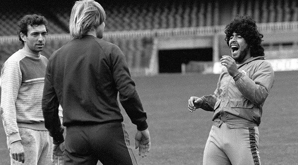 Dos contratos, un dictador, una pistola y Wall Street. El fichaje de Maradona por el Barcelona sucedi&oacute; dos veces, la primera en 1981. &ldquo;Hab&iacute;a ido a Argentina interesado en otro jugador de Argentinos Juniors que me recomendaron, un 