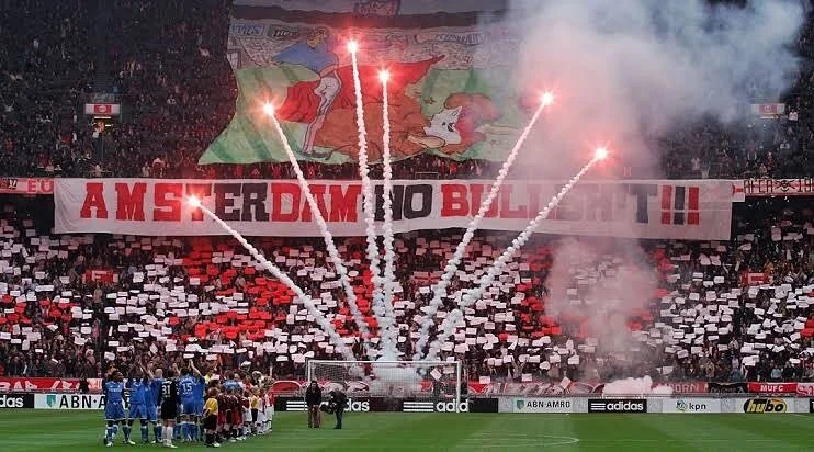 &ldquo;En 2009, los alcaldes de &Aacute;msterdam y Rotterdam alcanzaron un acuerdo para limitar la violencia hooligan en sus estadios, reminiscencia de una rivalidad que se remonta al siglo XIII, cuando ambas ciudades, separadas por s&oacute;lo 60 ki