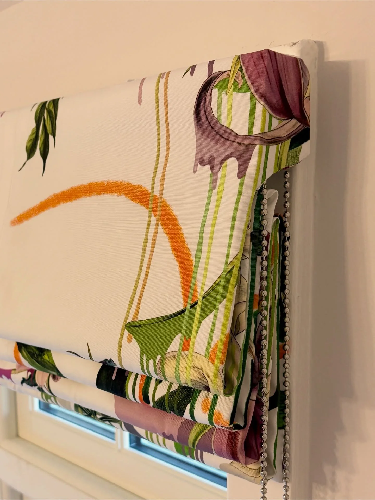 Bespoke Hand finished Roman blind with integrated returns.
#romanblinds #interiordesign #bedroomdesign