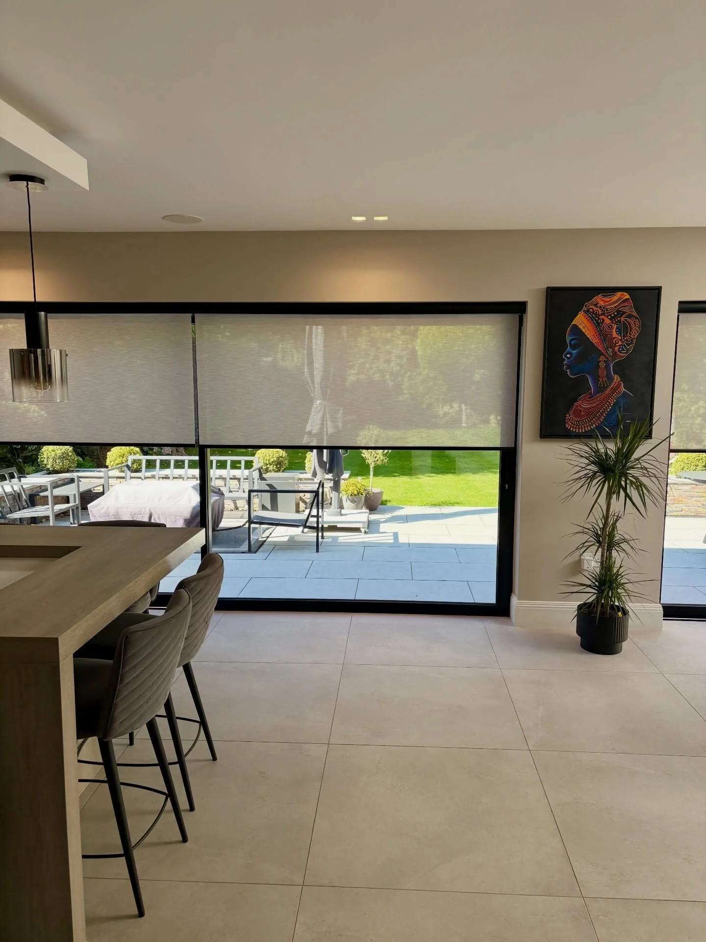 Motorised roller blinds for Bifold and Sliding doors
- colour matched cassette and bottom bar,
- battery powered motors,
- large selection of fabrics.
#motorisedblinds #rollerblinds #interiordesign