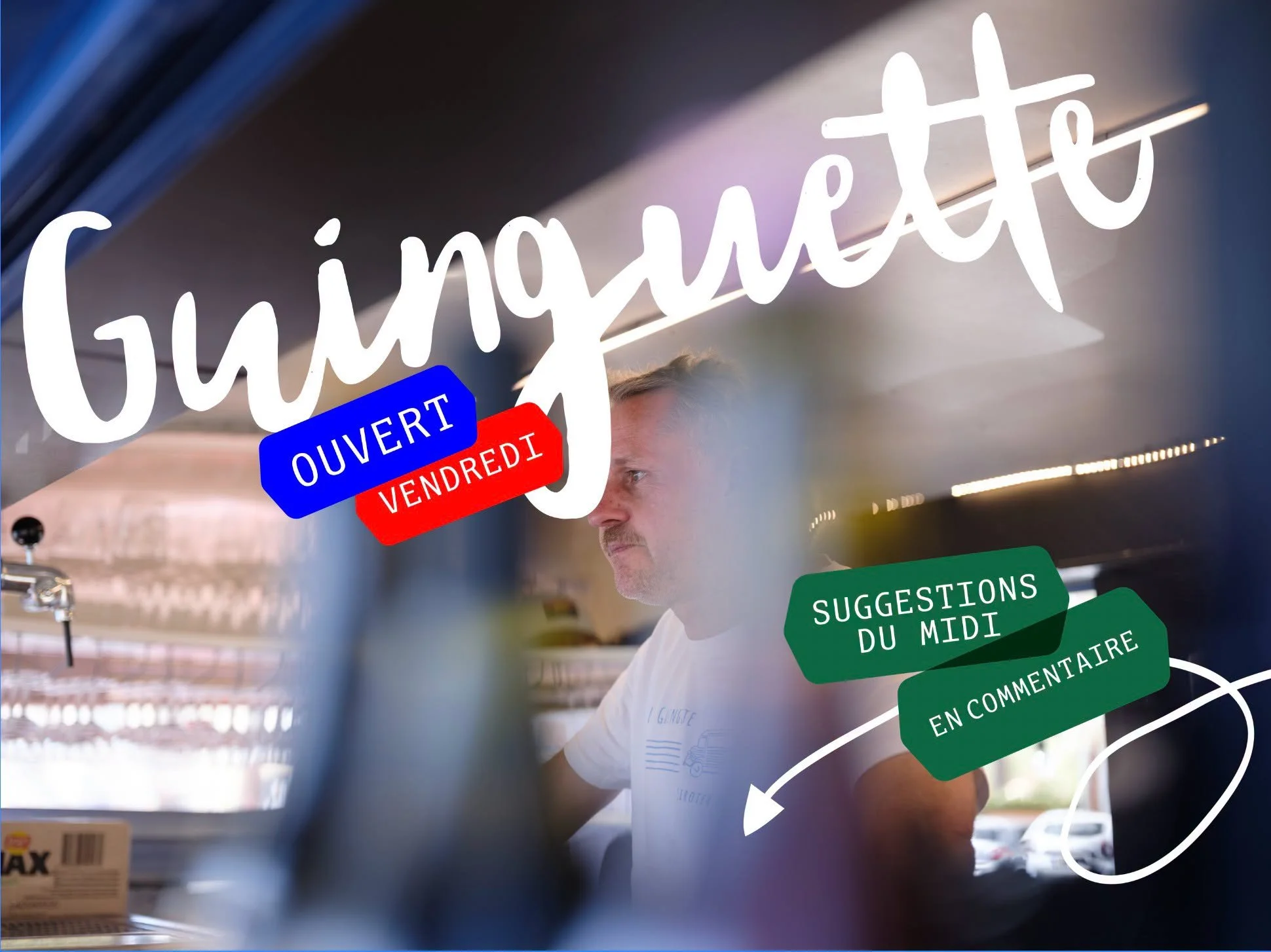 Un homme regarde un écran dans un environnement intérieur avec un plafond en poutres. Il y a des autocollants informatifs sur l'écran avec des mots en français, tels que 'Ouvert vendredi', 'Suggestions du midi', et autres.