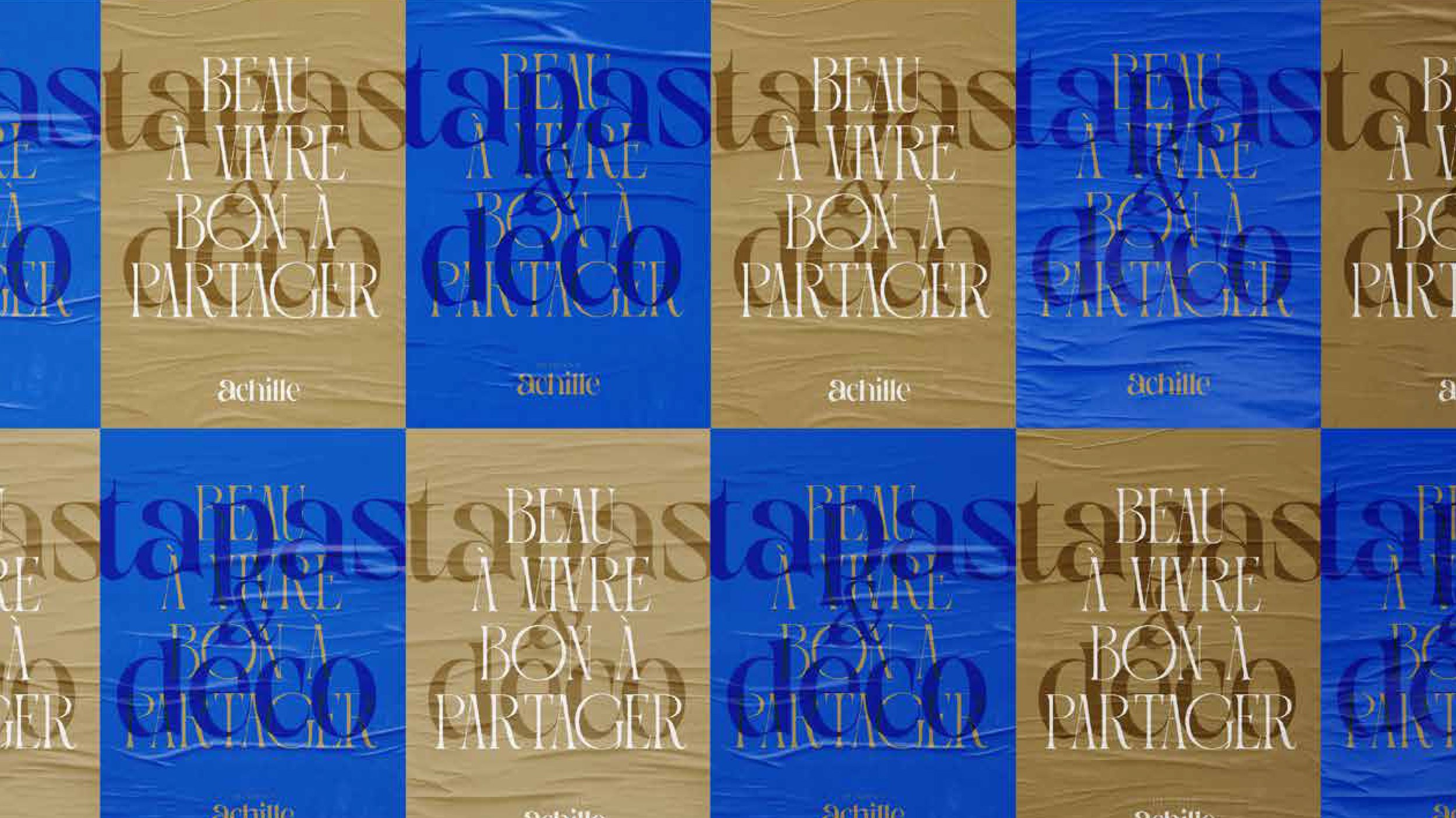 Mot derrière un motif de carreaux bleus et beiges répétés avec le texte « beaux à vivre » en blanc et « à partager » en beige, avec le nom « Achille » en blanc en dessous