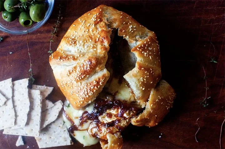an image of baked brie bread with balsamic red onions