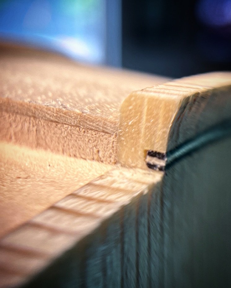 Love the lines on a neck mortise.

#Violinmaking #violin #whatsonyourbench #luthier #lutherie #violinmaker #fiddle #woodworking #violino #violon #liutaio #violinist #violinista #instrument #fiddler #music #handmade #workbench #strings #varnish #fhole