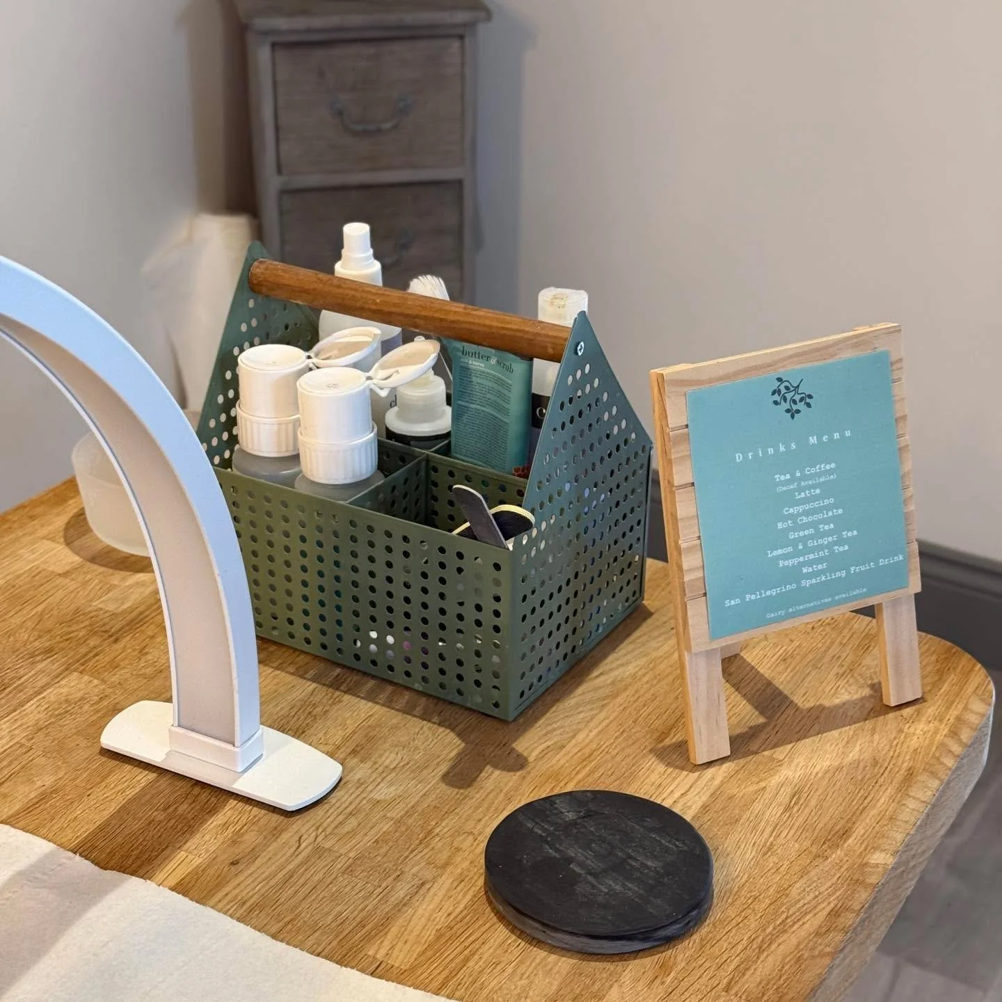 Enjoy a hot drink from our drinks menu whilst we give you perfect nails 💅 

#beauty #nails #photo #hayleyjayne #beautyretreat #beautysalon #freshnails