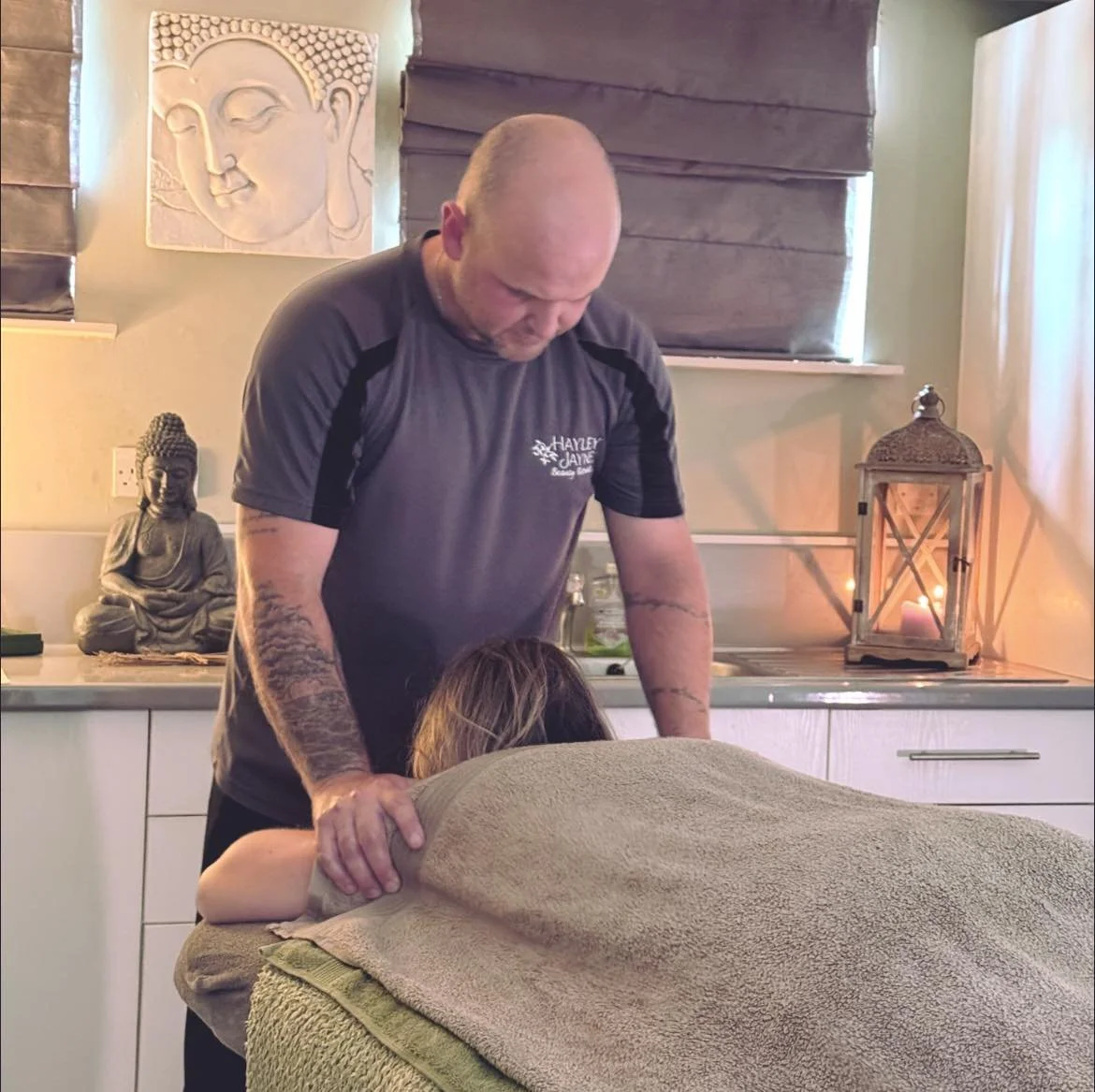 The importance of massage 

🌿Improve circulation
🌿Decrease muscle stiffness
🌿Decreased joint inflammation 
🌿Better quality of sleep
🌿Nerve pain 
🌿Insomnia 
🌿Sports injuries
And so much more! 
It&rsquo;s important to take care of you!

#massage