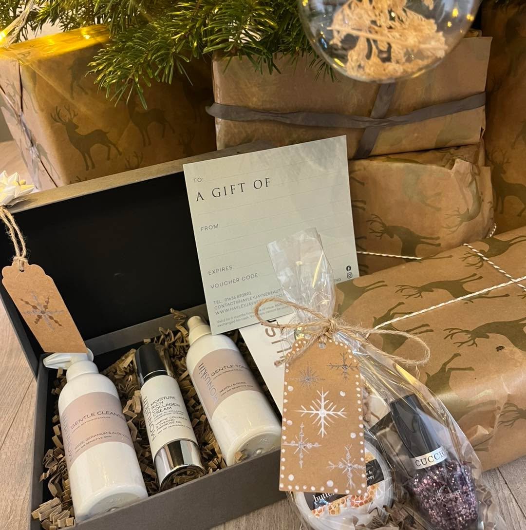 Get your loved one a perfect gift this Christmas!
The gift of self care, as this time of year we need it the most 
A little pick me up wrapped in wonderful packaging ✨
Hampers, gift bags and gift cards available 

Shop small this year 🎄

#beautyretr