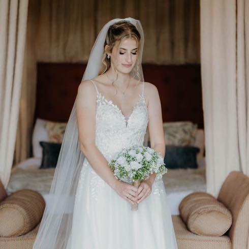 Feeling the best version of yourself inside and out! 
Makeup with Eve brings a flawless skin like finish to her looks.
Bridal, party or just need to learn how to do you day to day makeup, we have all the tips and tricks on our doorstep ✨
Book now via