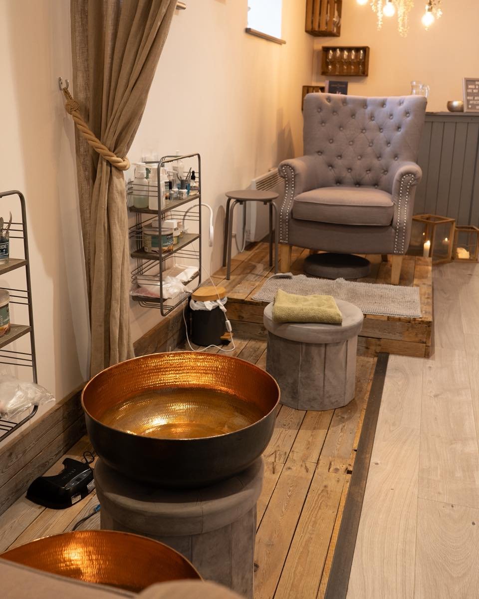 Ready to starting thinking about that holiday pedicure?
Feet been in boots FAR too long?
Need a little bit of a foot refresh?
Getting a luxury pedicure is the perfect treatment 
Book in via the link in our bio 

#beauty #beautyretreat #beautysalon #f