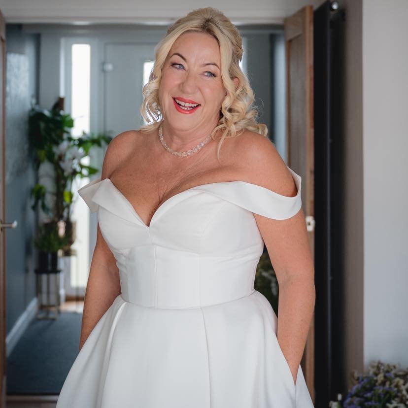We hear wedding bells! 💒👰
Eve went to help our gorgeous bride get ready for her big day, doesn&rsquo;t she look gorgeous?
The red lip is such a classic and brings out the blue in her eyes perfectly 

#bride #bridalmakeup #bridalcollingham #makeup #
