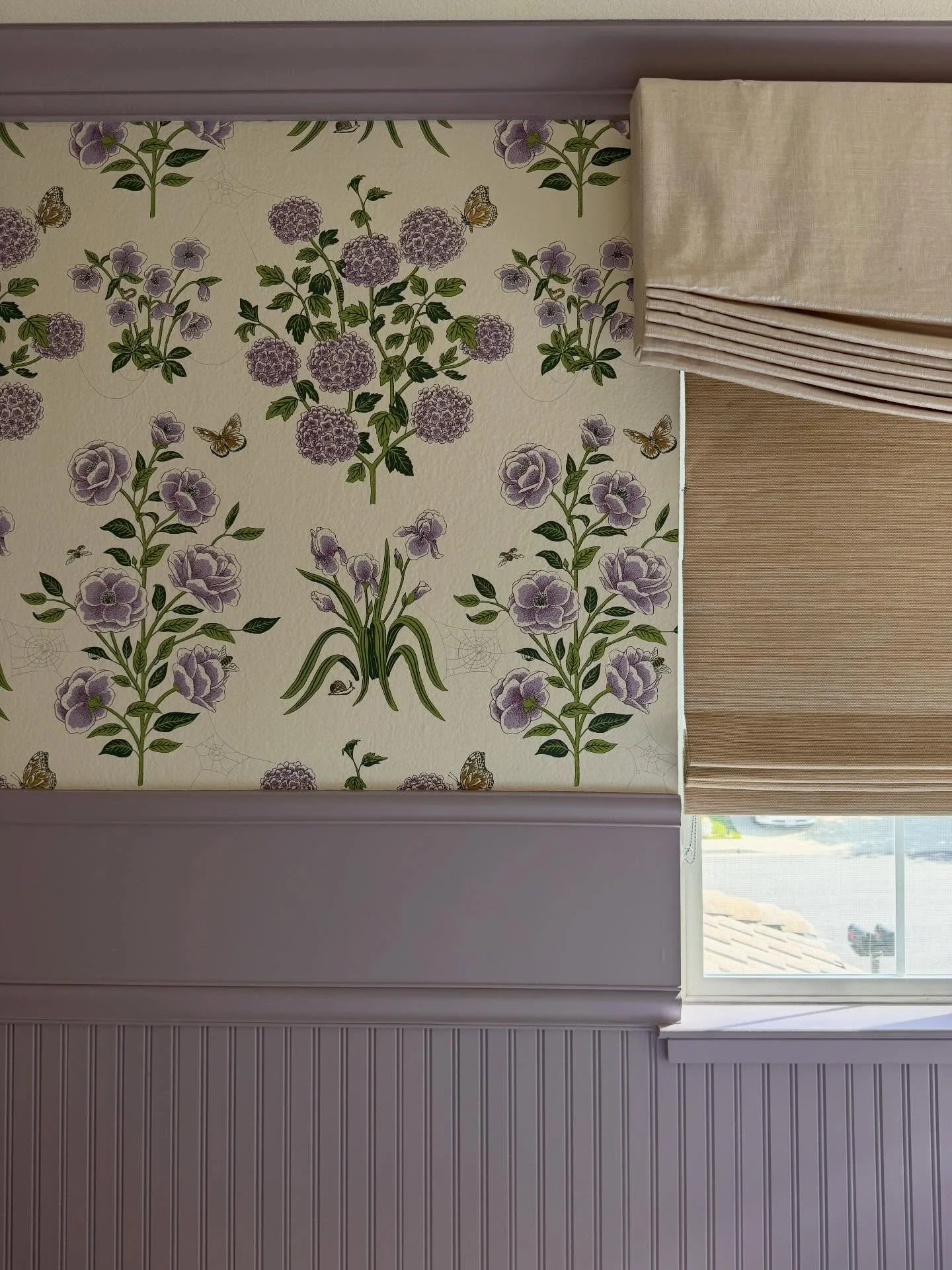 Spring vibes only 🪻. Pretty bloom for pretty girl #ninajizhardesign 

#wallpaperflowers #girlsbedroom