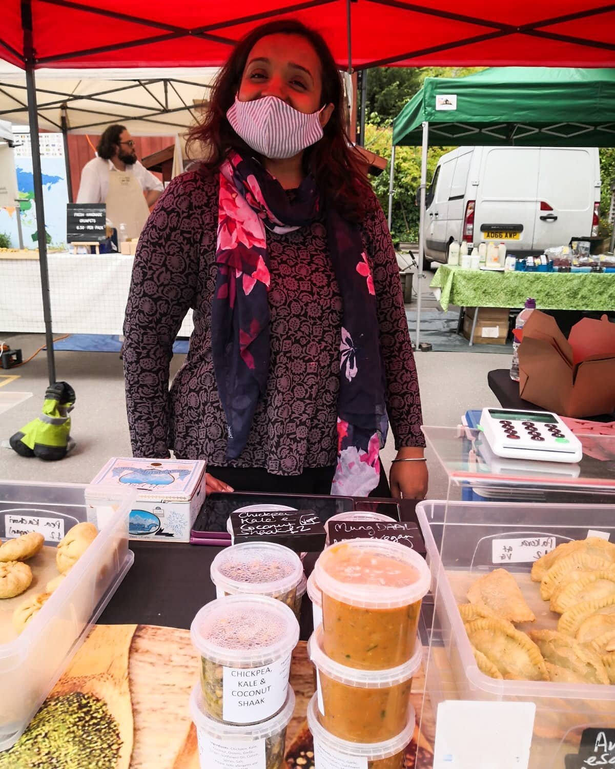 Some paps from @sarahlangldn at #PrimroseHillFoodMarket last Sat! Ft the return of guest trader, @yogimamasindiankitchen and her savoury spongue gudjarati #dhokla [➡️😍], Bella working hard @boroughcheeseco stacked high with dreamy gourda and more, C