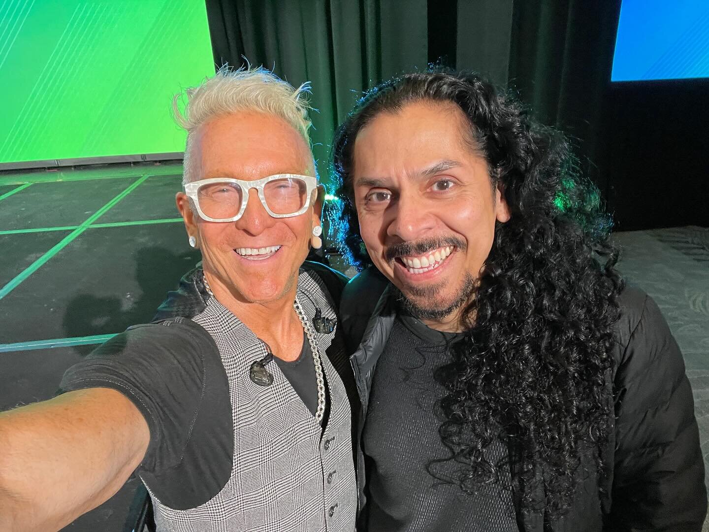 Best hair in the business!  What a great hang with my buddy @theoneandonlyvicsalazar at a client event in Chicago!! 

#changinglives 
#keynotespeaker #markyplanet #markschulman #existloudly #lifeisaseriesofnows