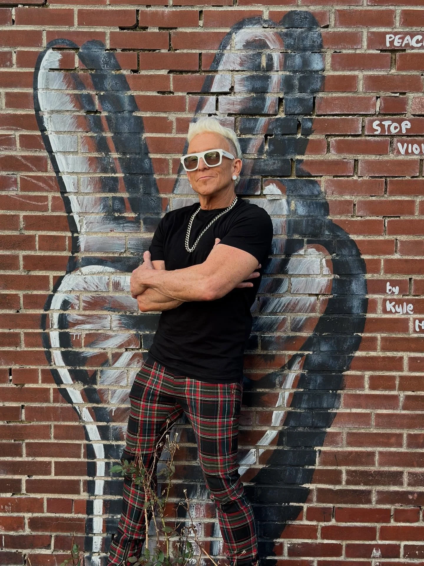 Attitude isn&rsquo;t just something you have. It&rsquo;s something you choose. My favorite plaid pants, peace signs, and zero apologies. Just another Tuesday. 🥁🤘🏽

#KeynoteSpeaker #MarkSchulman #EverydayRockstar #MindsetMatters #drummerpants