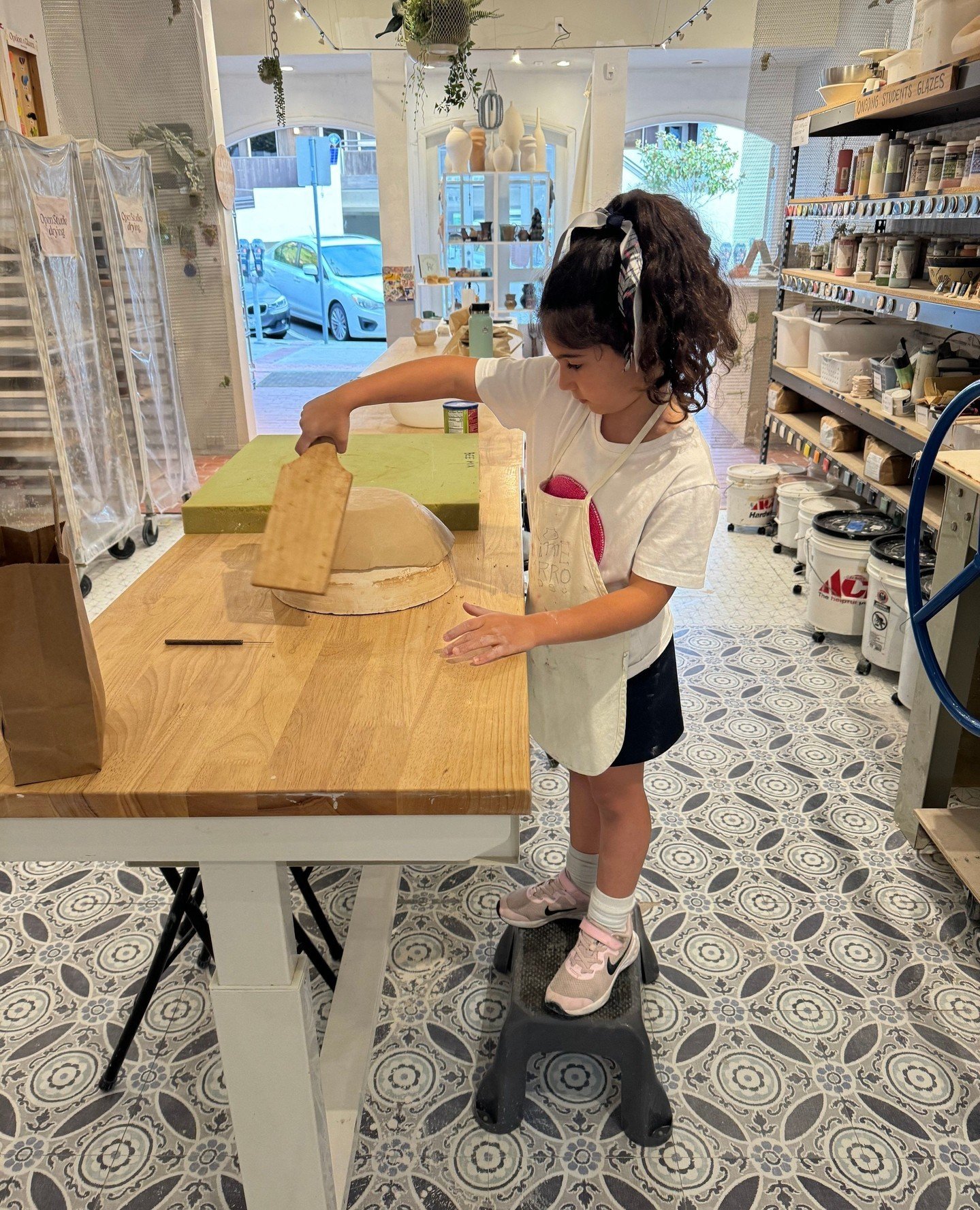 Littles doing beautiful pottery artwork! Did you know we offer kids and teen classes? Offered at all our studios we welcome all the kiddos who want to spark some creativity and spend time doing something FUN with their parents! ⁠
⁠
Parents, what to k