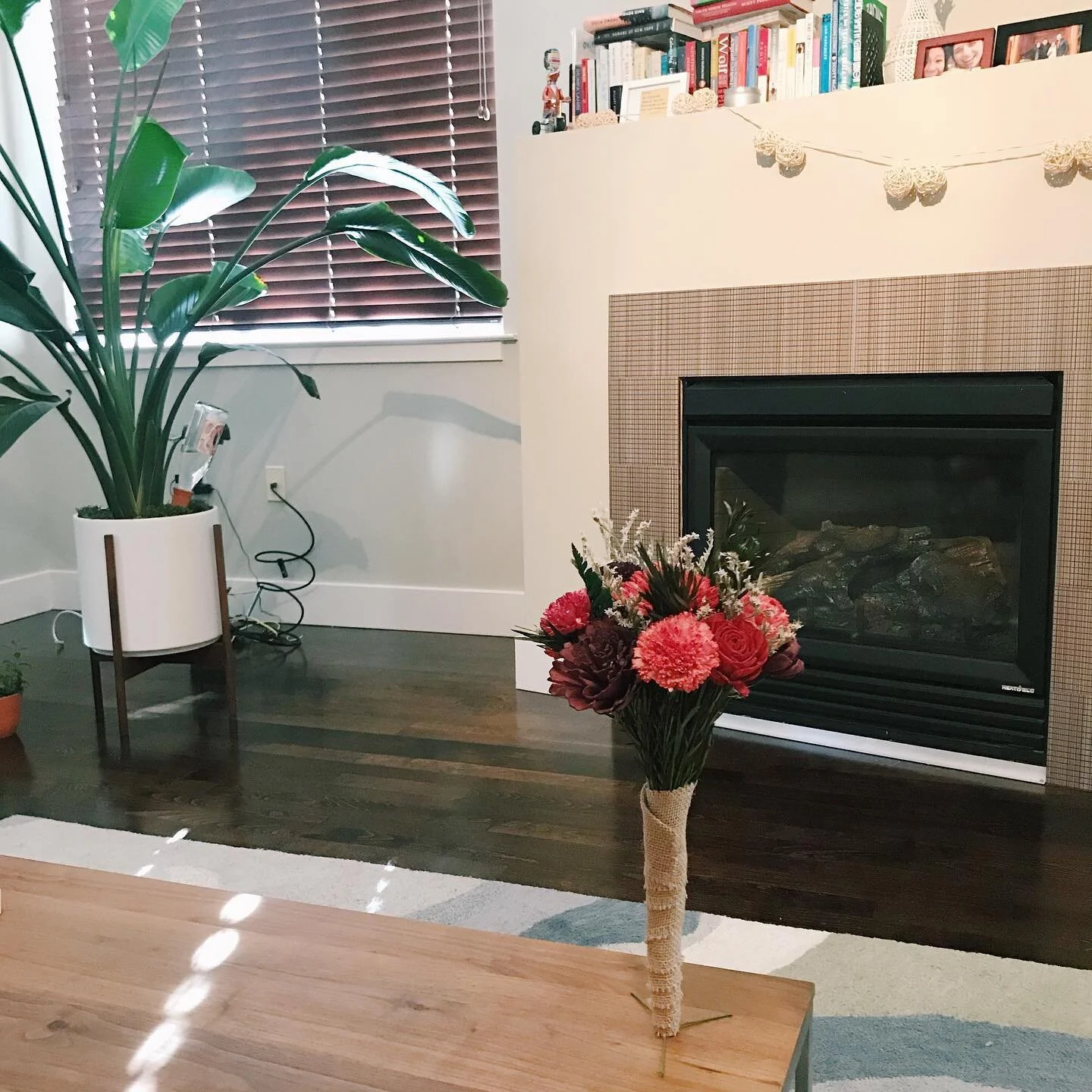 Introducing the freestanding bouquet! No vase needed. A lil Sunday crafting innovation for ya 😄 ⠀⠀⠀⠀⠀⠀⠀⠀⠀
#solawoodflowers #woodflowers #quarantinecrafts #tempuradesign #CREATIVITYXGIGI