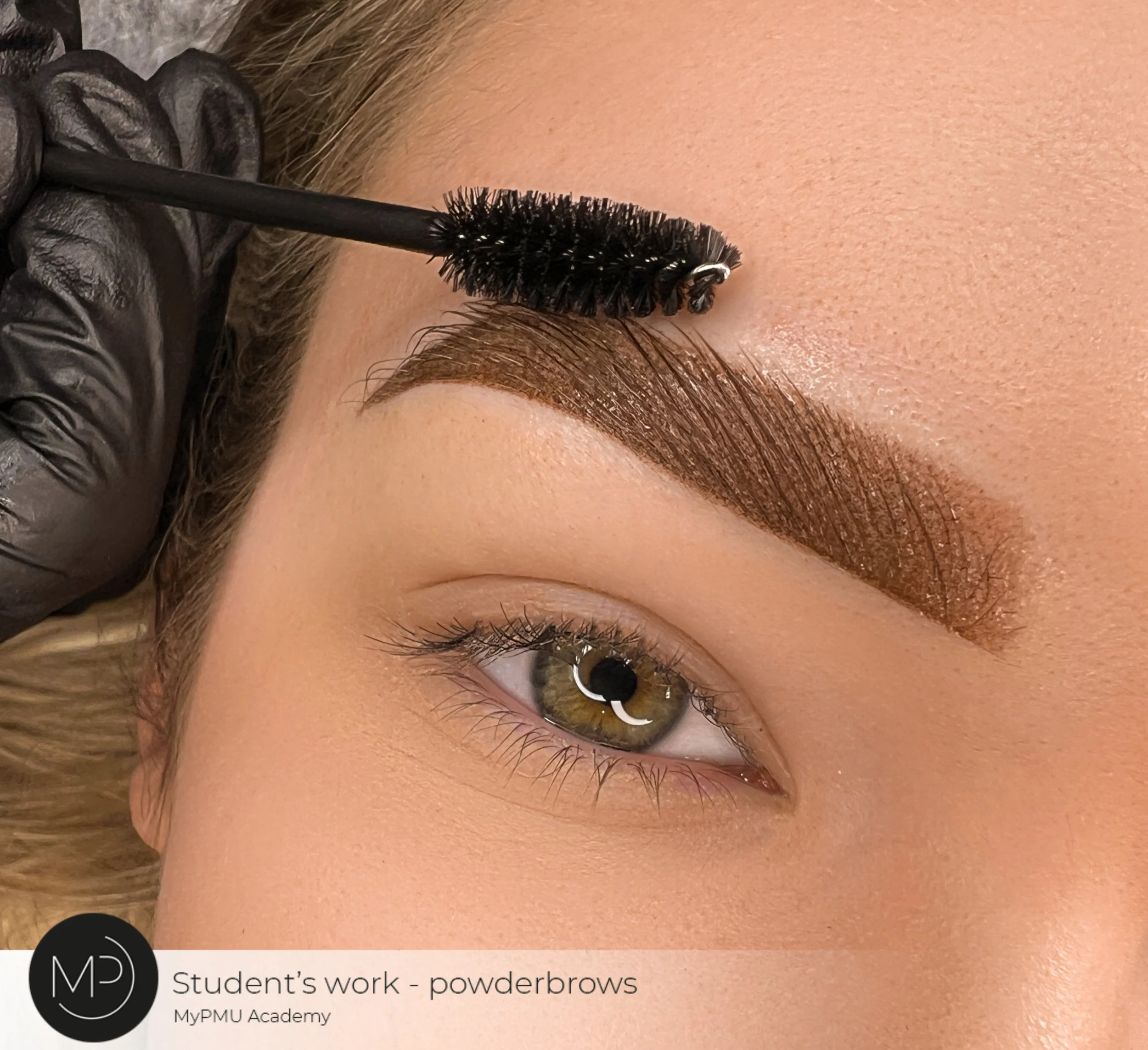 Power Brow Technik von MyPMU Academy Schülerin – natürliche und volle Augenbrauen