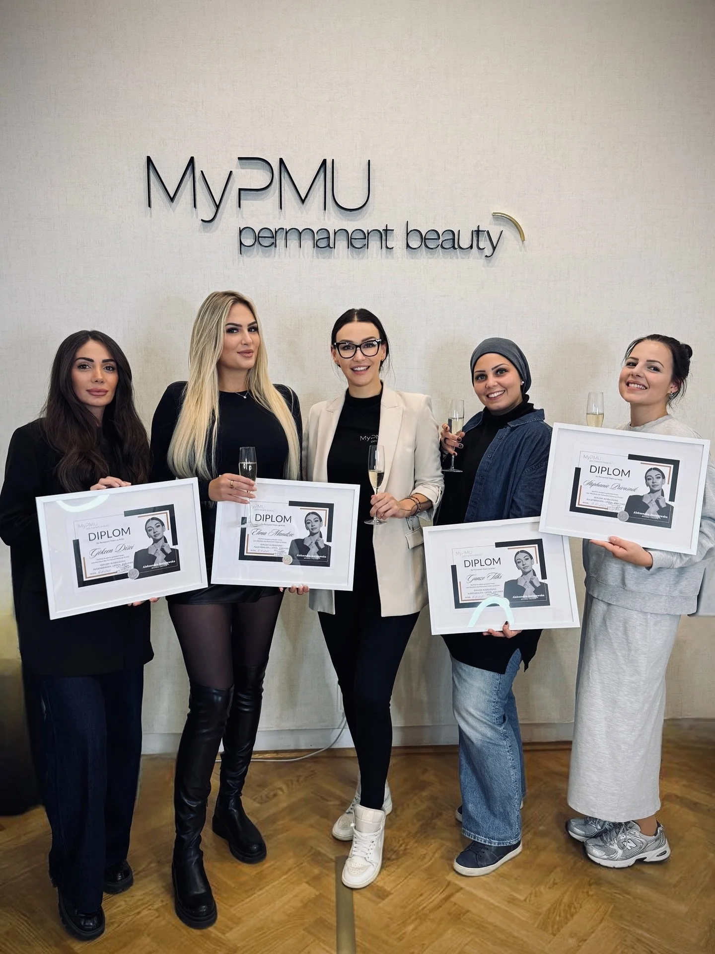Nach mehreren Monaten intensiven Lernens sind die Emotionen noch nicht abgeklungen ❤️
Eine großartige Gruppe professioneller PMU-Artists hat am Wochenende ihre hart erarbeiteten Diplome entgegengenommen 🏆
@g_kceen ❤️
@stephaniie_erika ❤️
@elma