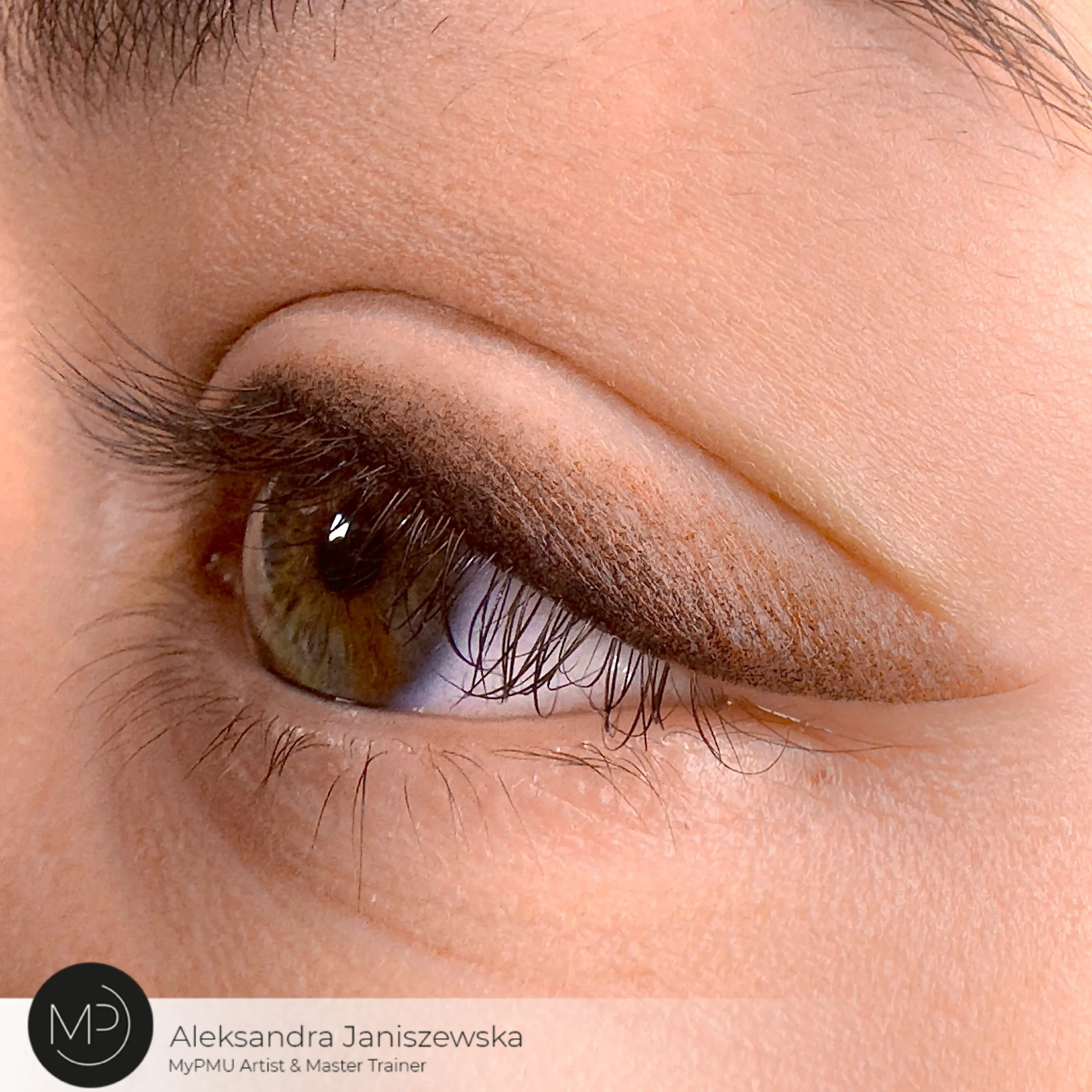 Permanent Eyeliner Tri-Color – luxuriöses Finish in natürlichen Brauntönen