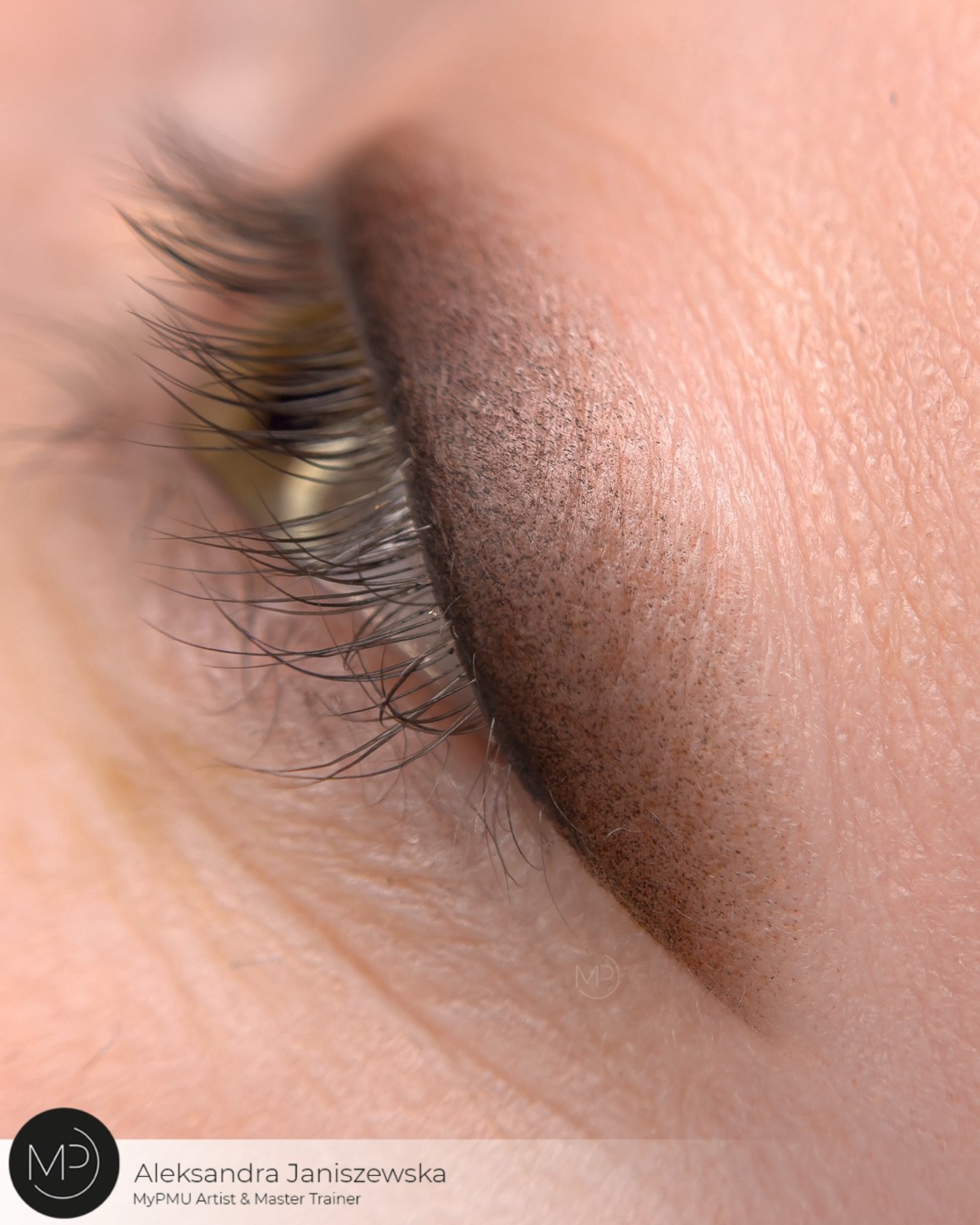 🖤 Wenn dir ein klassischer Lidstrich zu intensiv wirkt, du dir aber einen Effekt w&uuml;nschst wie:
✅ optisch dichtere Wimpern
✅ ein sanftes Smokey-Finish ohne t&auml;gliches Schminken
✅ weiche Farbverl&auml;ufe
✅ ein frischer, eleganter Ausdruck
&h