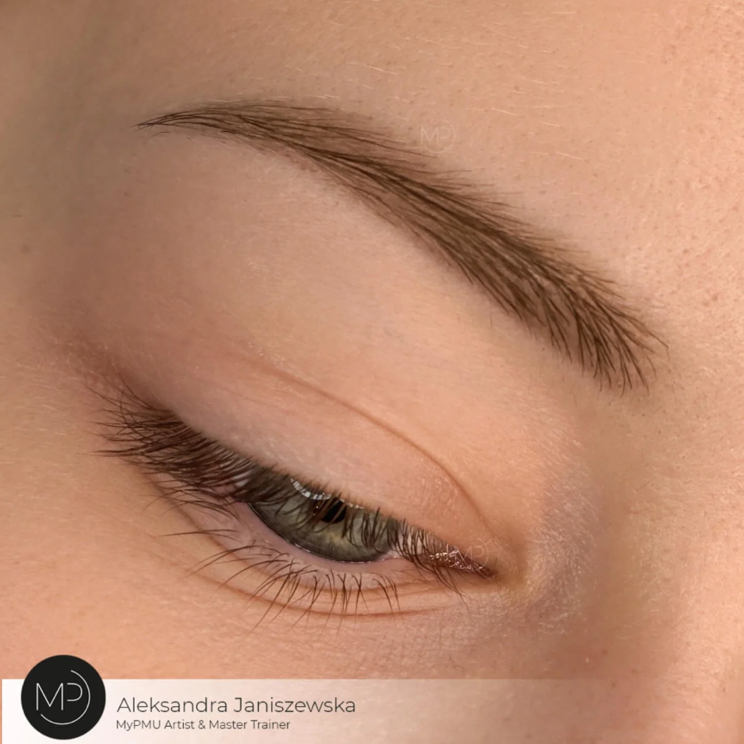 Zarter Pudereffekt für dezente Augenbrauen