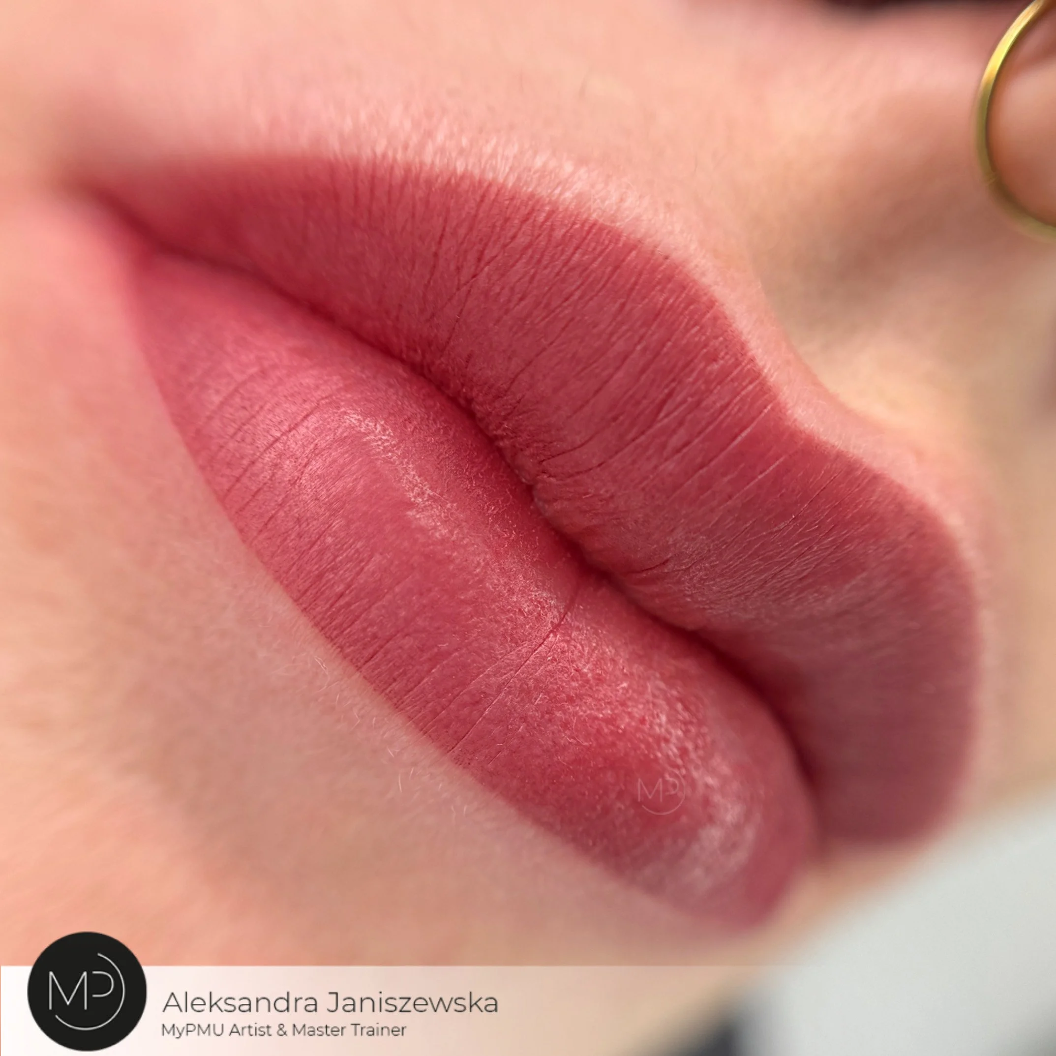 Lip Blush Permanent Make-up – natürliche Lippenpigmentierung für sanfte, gleichmäßige Farbe und definierte Kontur, Ergebnis nach dem Abheilen.