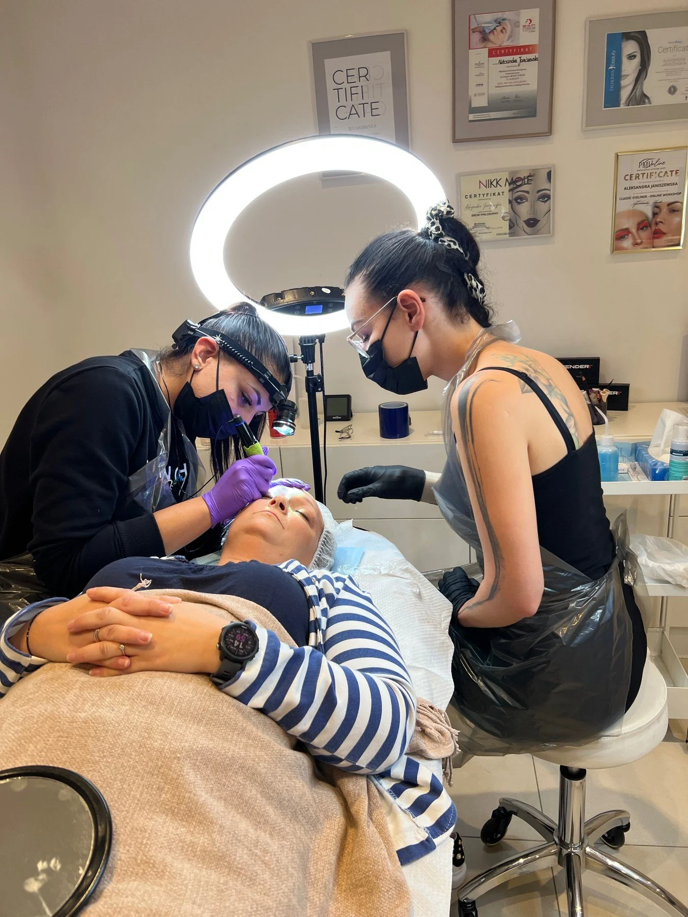 Permanent-Make-up-Perfektionstraining in Wien – Trainerin arbeitet mit einer Teilnehmerin an der Augenbrauenpigmentierung