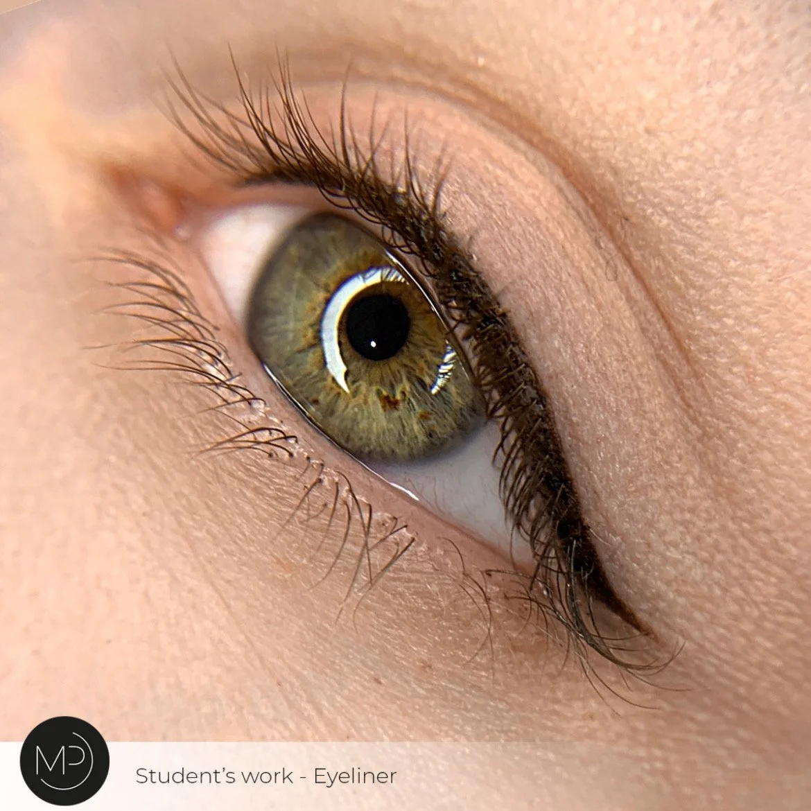 Eyeliner von Studentinnen der MyPMU Academy – feine Lidlinie für natürliche Betonung.