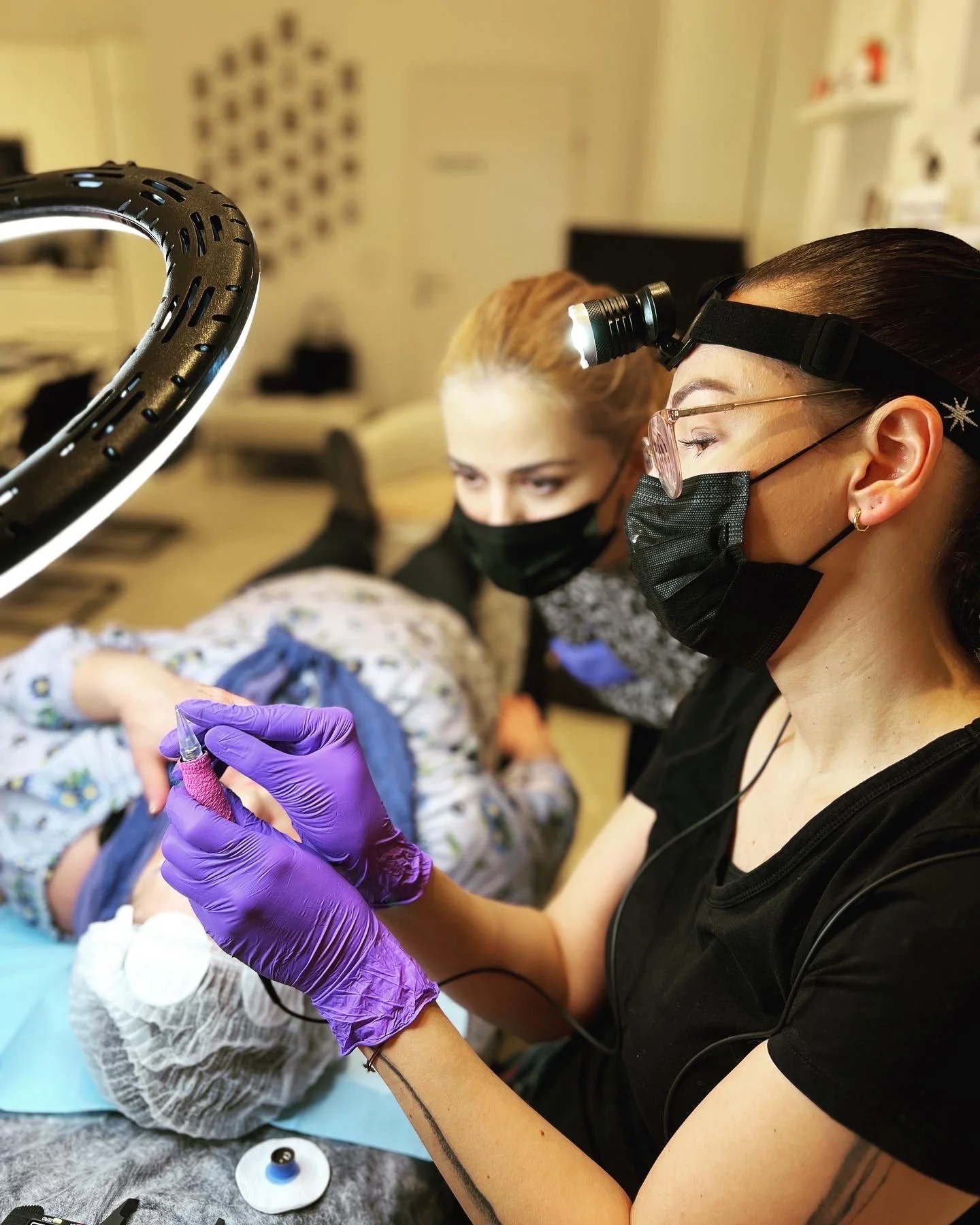 Aleksandra Janiszewska beim PMU-Training – praktische Anleitung in der MyPMU Academy Wien