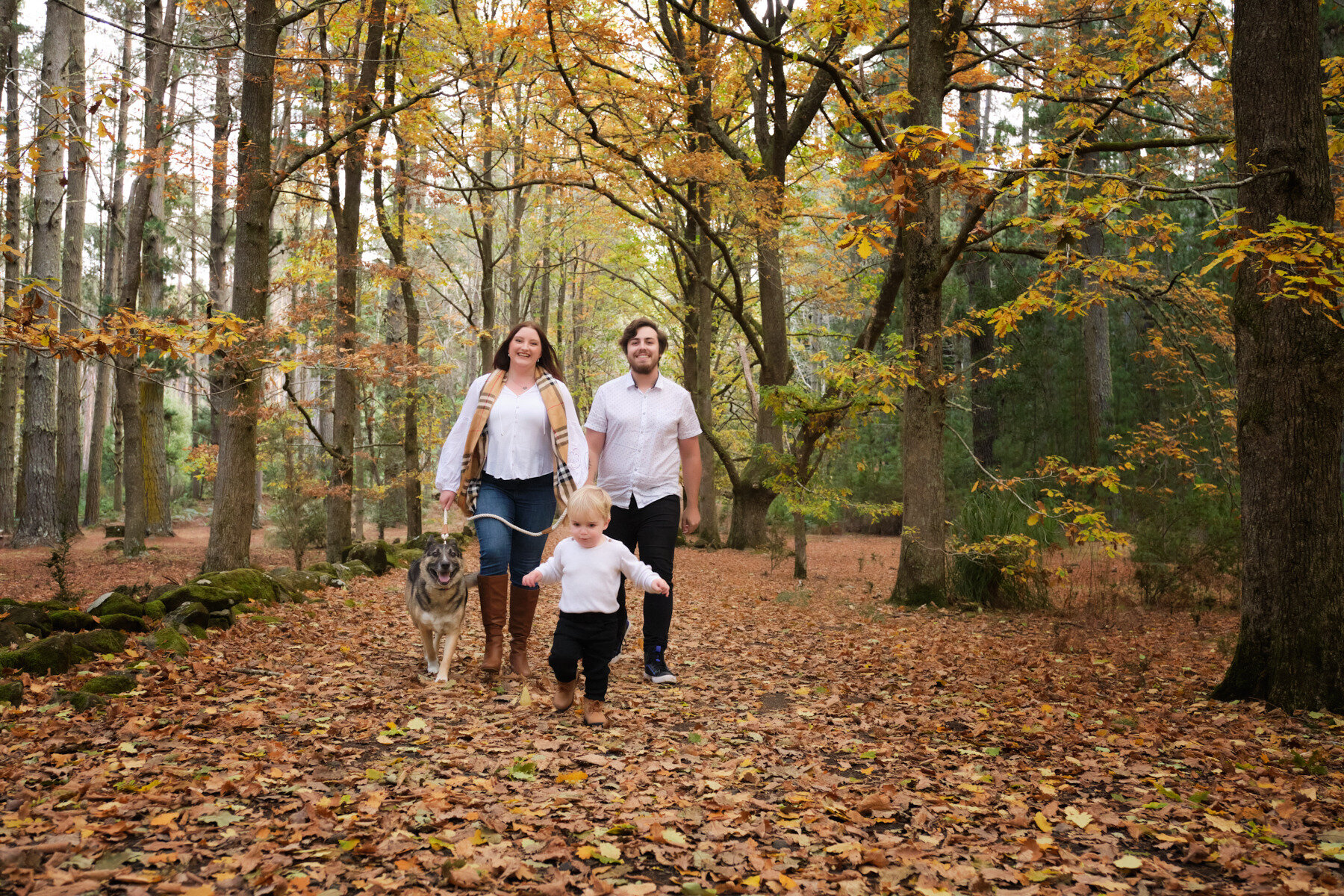 Ever tried to get a perfect family photo and ended up feeling like you were wrangling a bag of squirrels instead? 🐿️ Yep, I get it. Whether it's the toddler who just discovered running or the teen who's too cool for school, getting everyone to pause