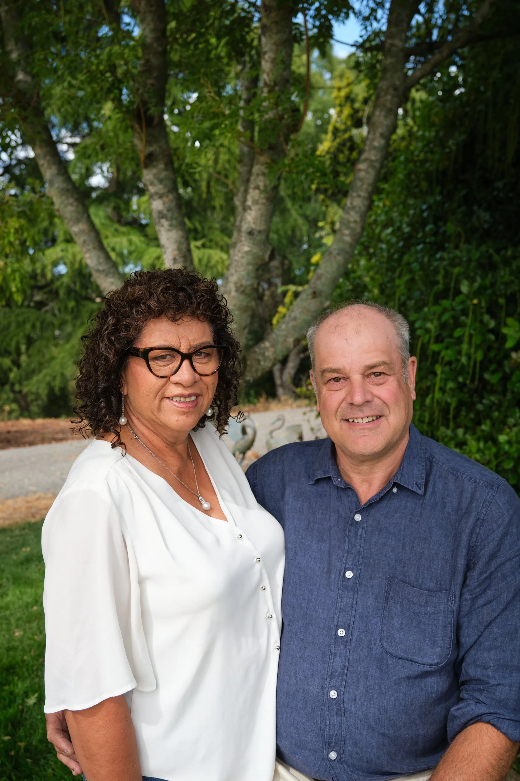 clark-launceston-extended-family-couple-portrait-outdoor-garden-trees.jpeg