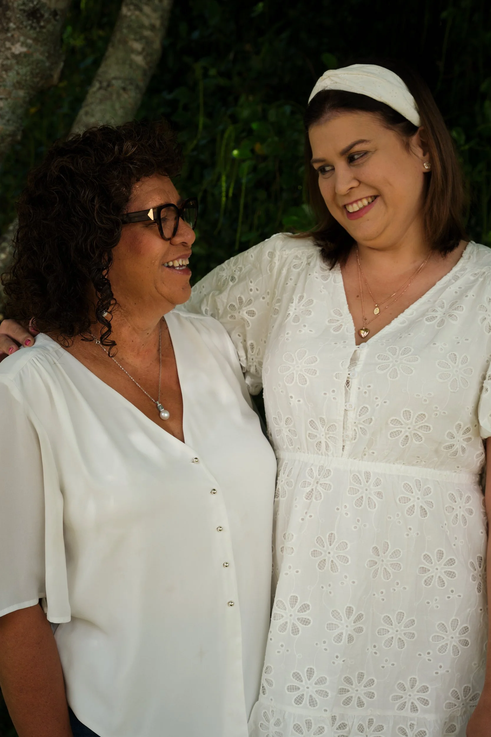 clark-launceston-extended-family-mother-and-daughter-smiling-outdoors-2.jpeg