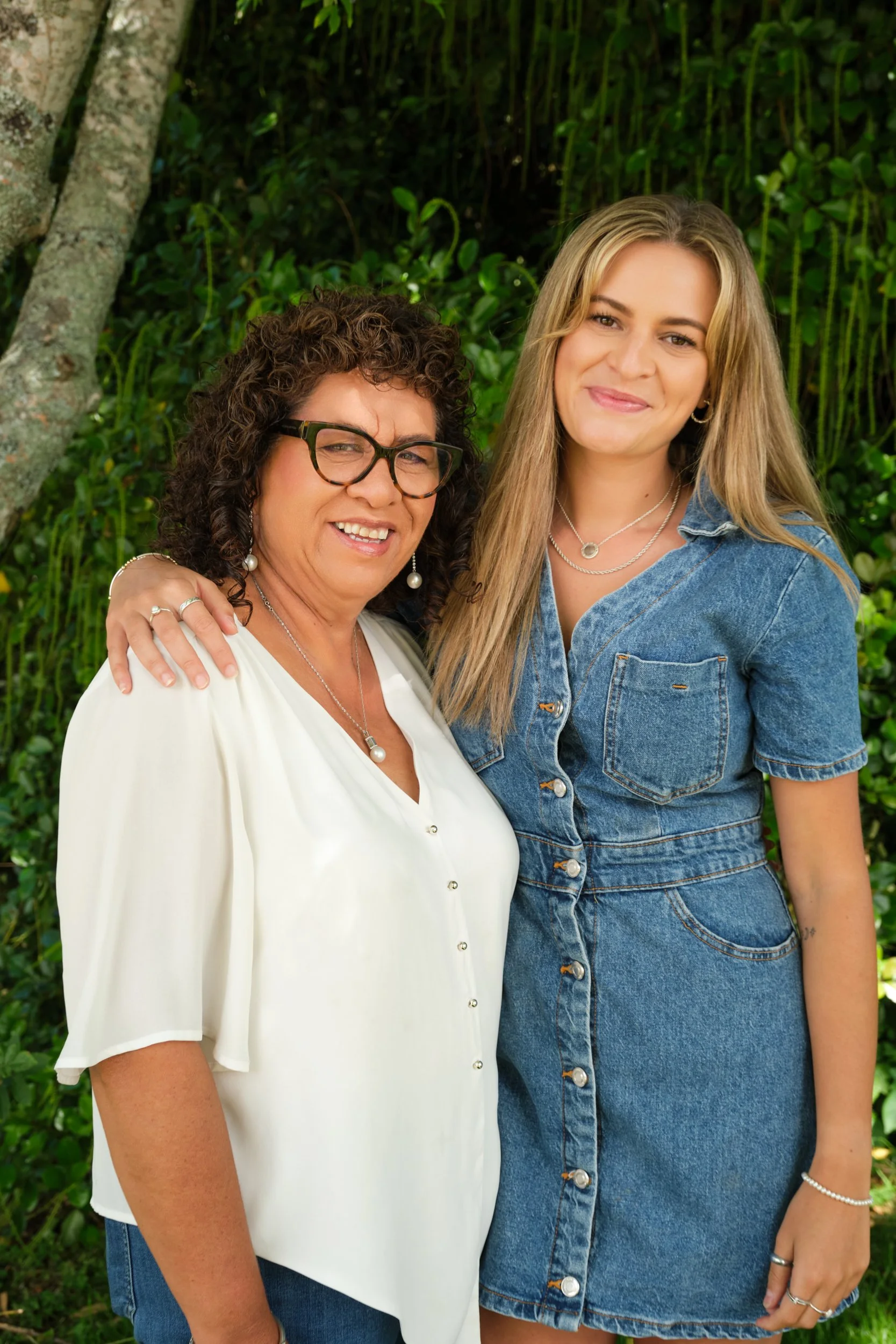 clark-launceston-extended-family-mother-daughter-outdoor-portrait-smiling-together.jpeg