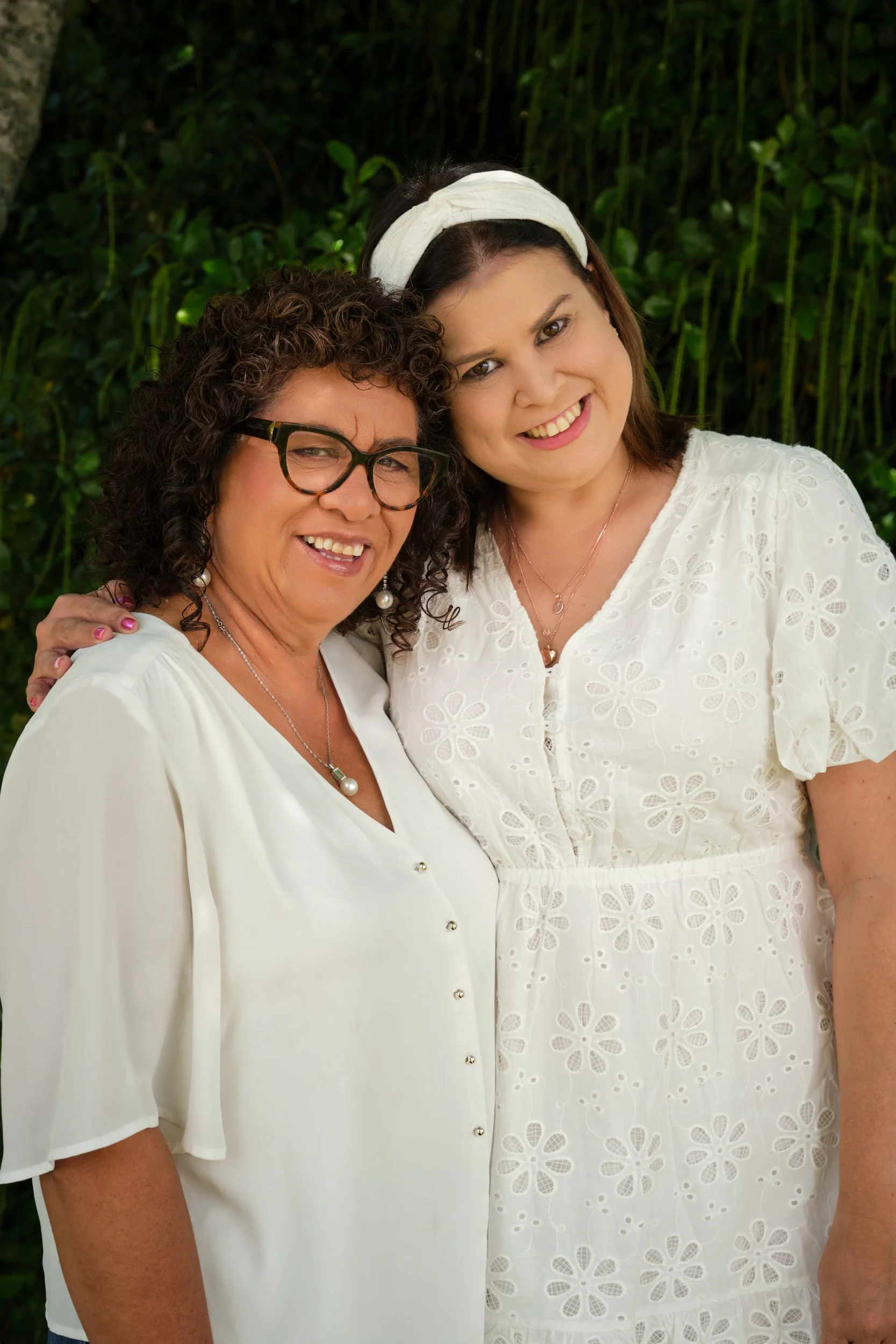 clark-launceston-extended-family-mother-daughter-smiling-outdoors-in-white-dresses.jpeg