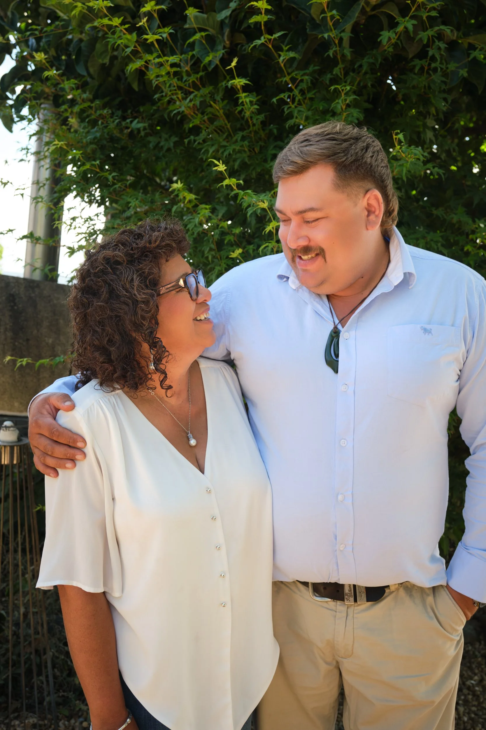 clark-launceston-extended-family-smiling-couple-outdoor-garden-hug.jpeg