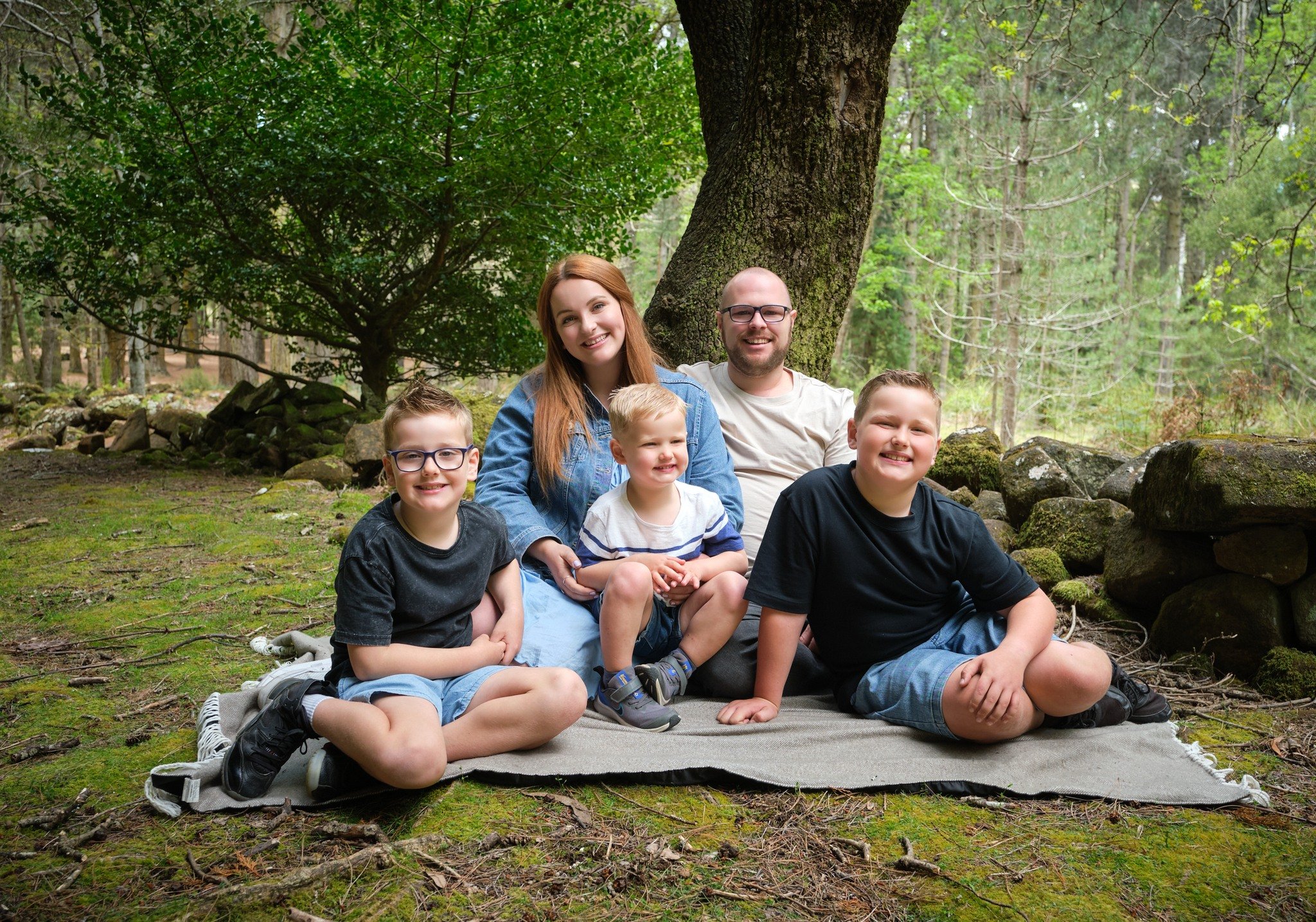 You don&rsquo;t need to know how to pose. You don&rsquo;t need to know what to do with your hands. You don&rsquo;t need to rehearse your children beforehand. My role is to gently guide you so the session feels structured but not stiff. I&rsquo;ll tel