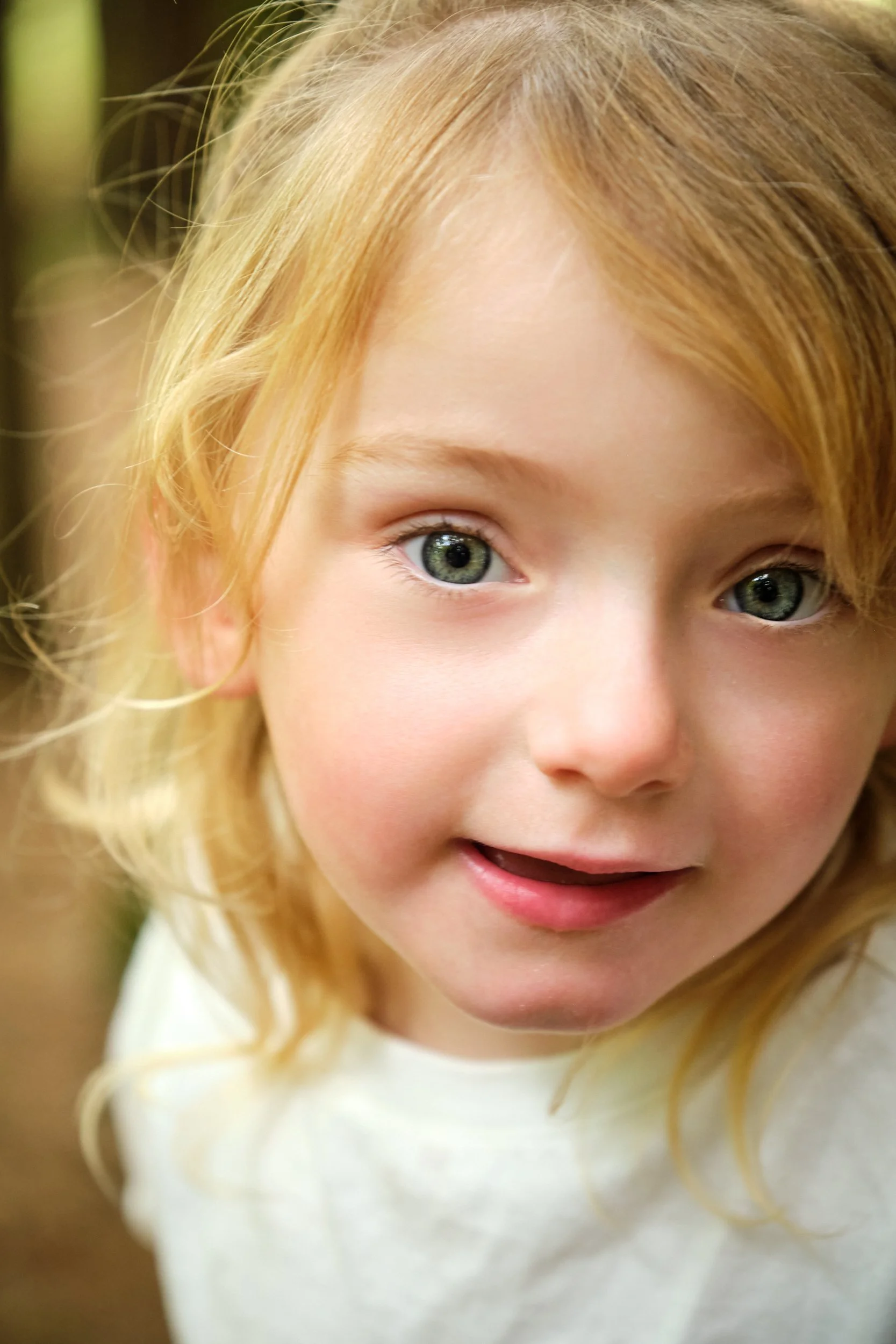 kearnes-hollybank-launceston-family-portrait-photography-child-closeup-blonde-hair-green-eyes-smile.jpeg