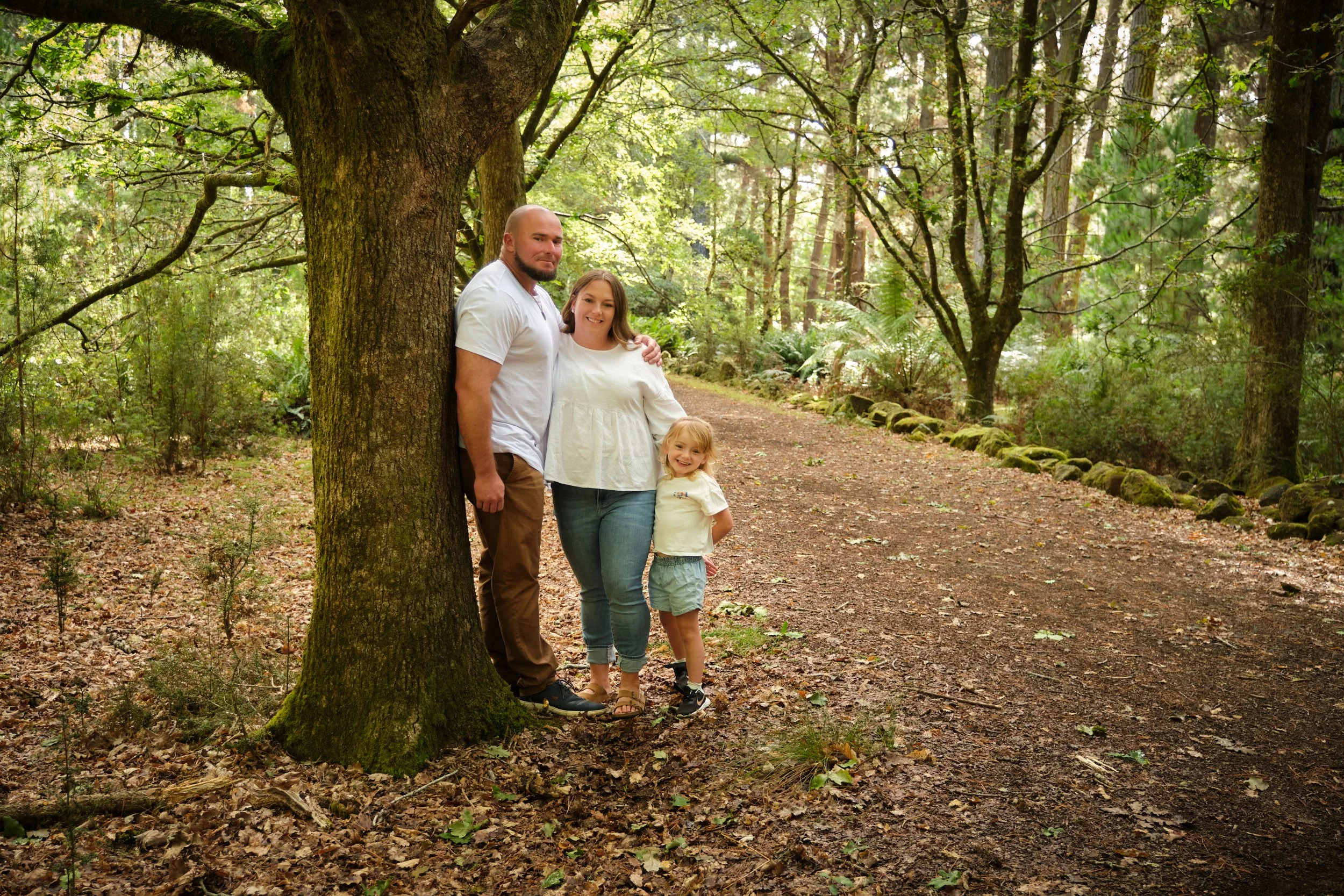 kearnes-hollybank-launceston-family-portrait-photography-forest-walk-parents-child-smiling.jpeg
