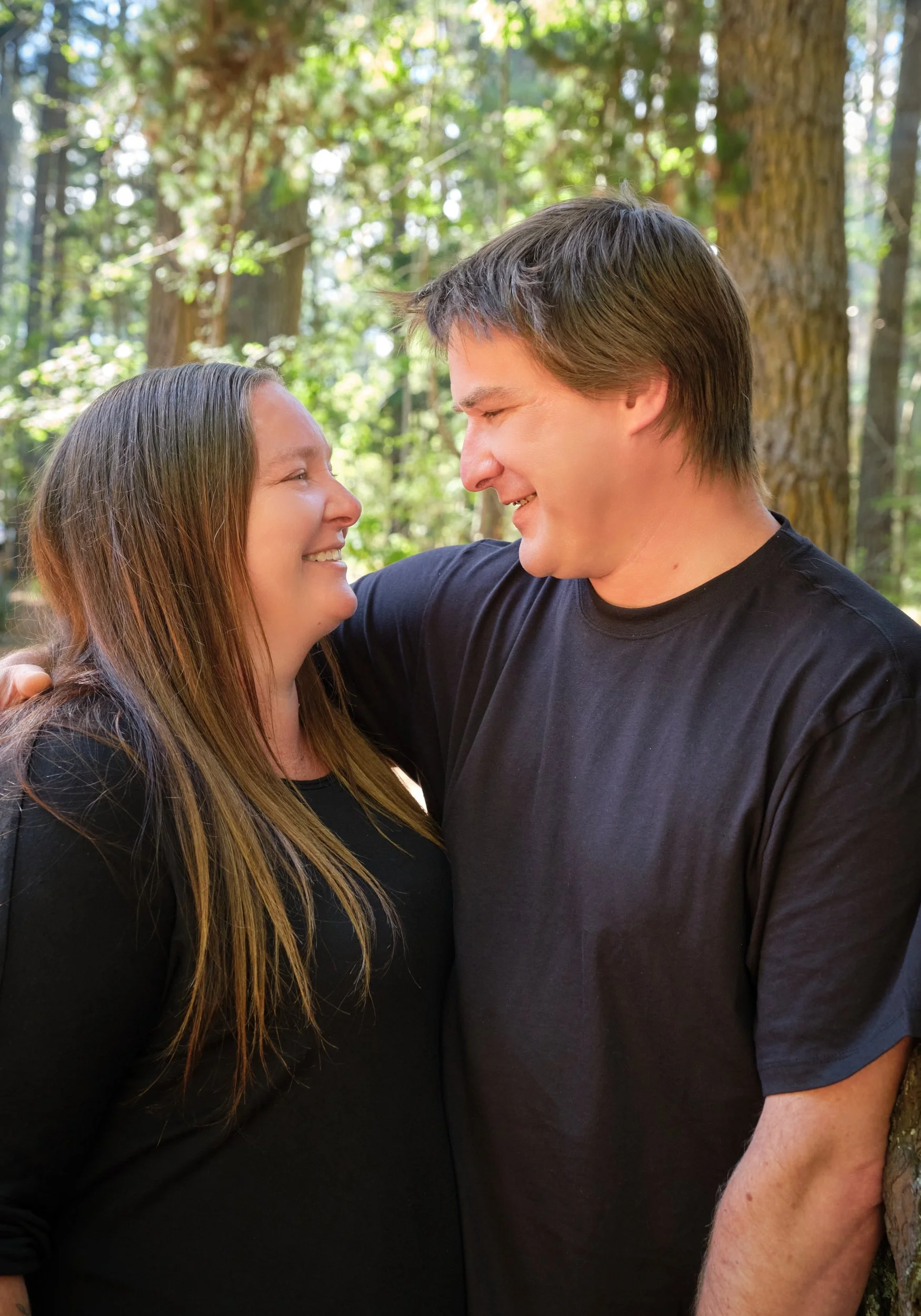 franks-hollybank-launceston-extended-family-portrait-couple-smiling-in-forest-3.jpeg