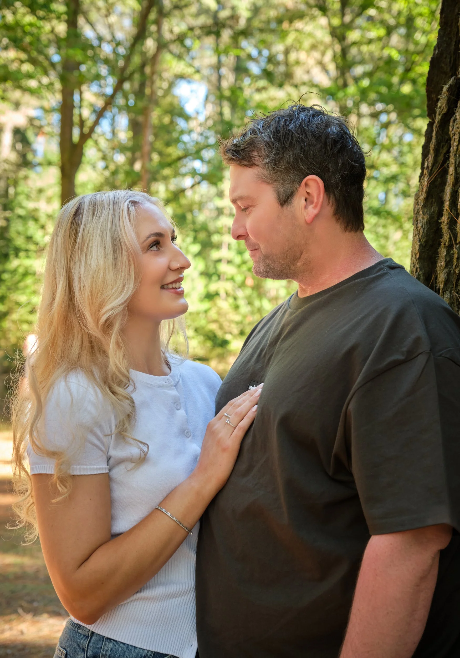 franks-hollybank-launceston-extended-family-portrait-couple-smiling-in-forest-2.jpeg
