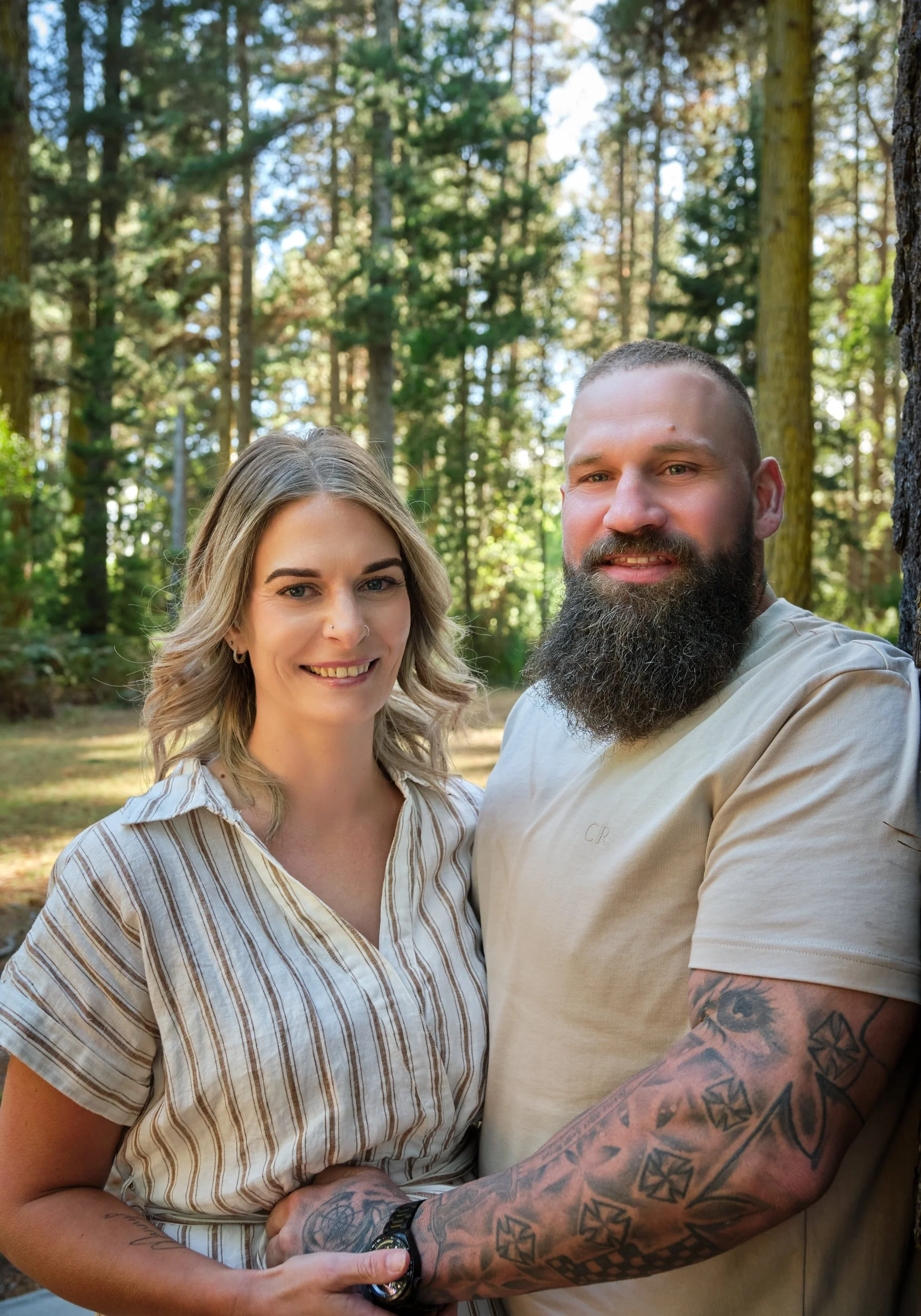 franks-hollybank-launceston-extended-family-portrait-couple-smiling-in-forest.jpeg